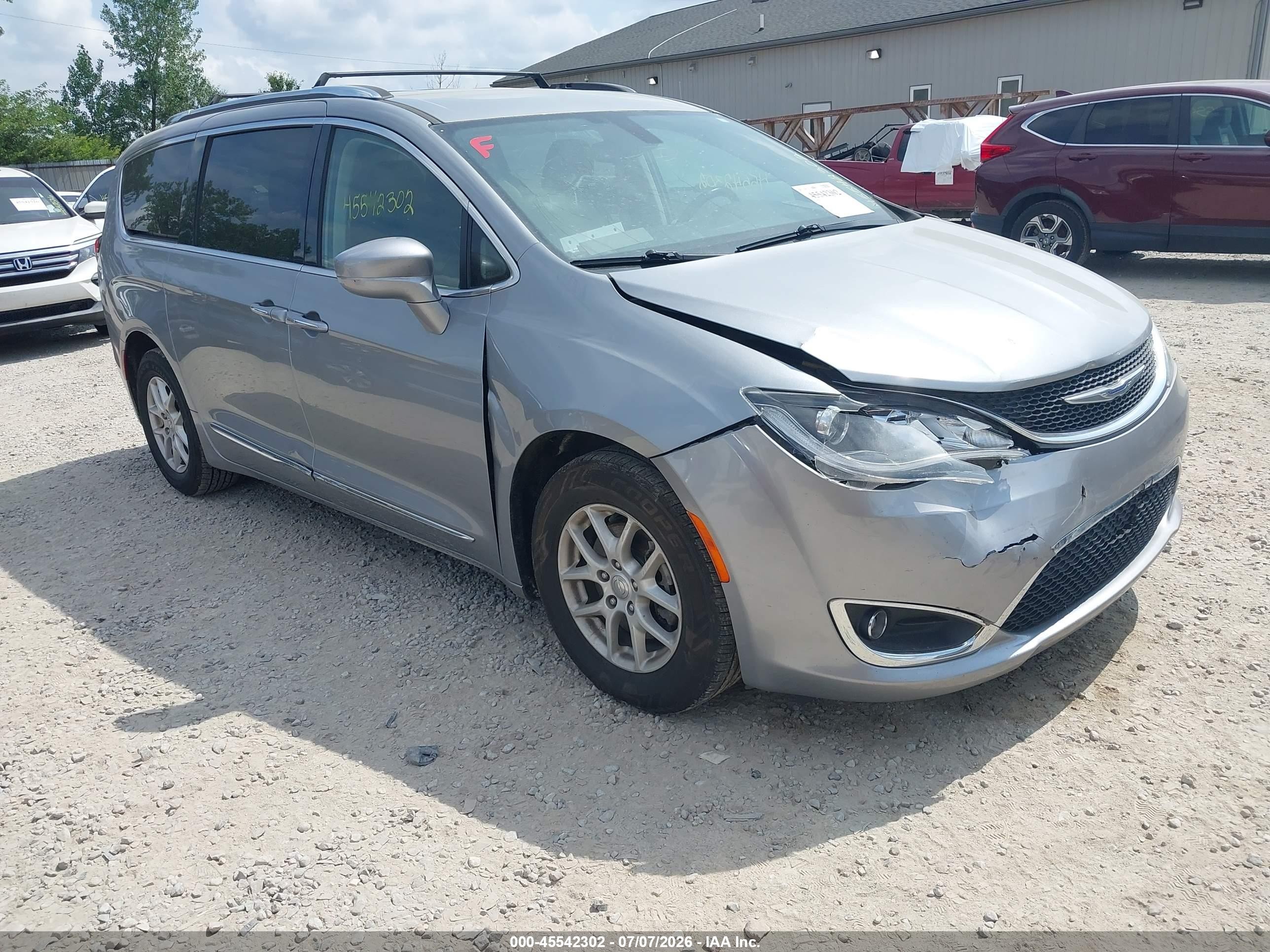 2020 Chrysler Pacifica Touring L, VIN 2C4RC1BG3LR127978 — Front end