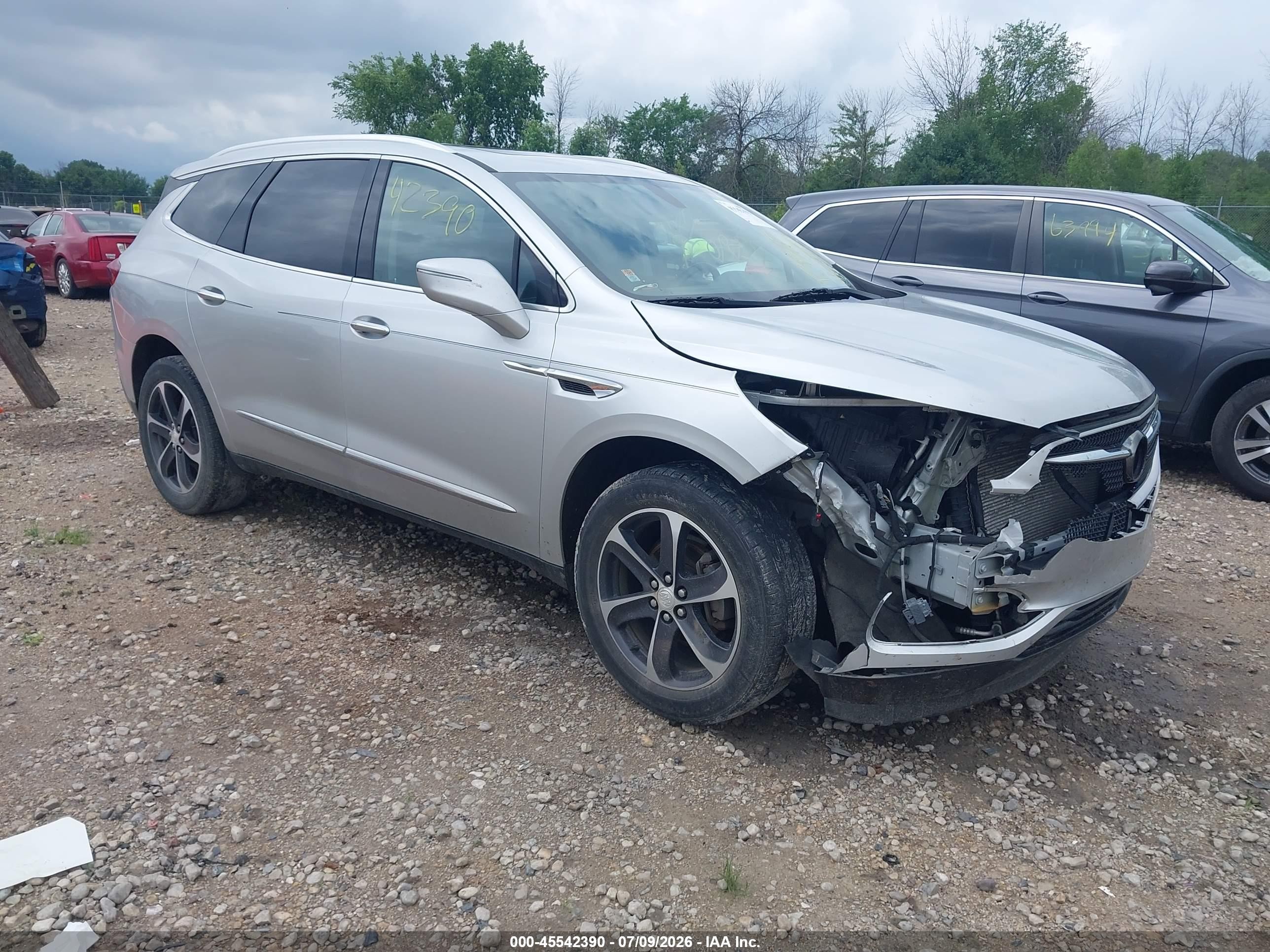 2020 Buick Enclave Essence, VIN 5GAERBKW9LJ260762 — Front end