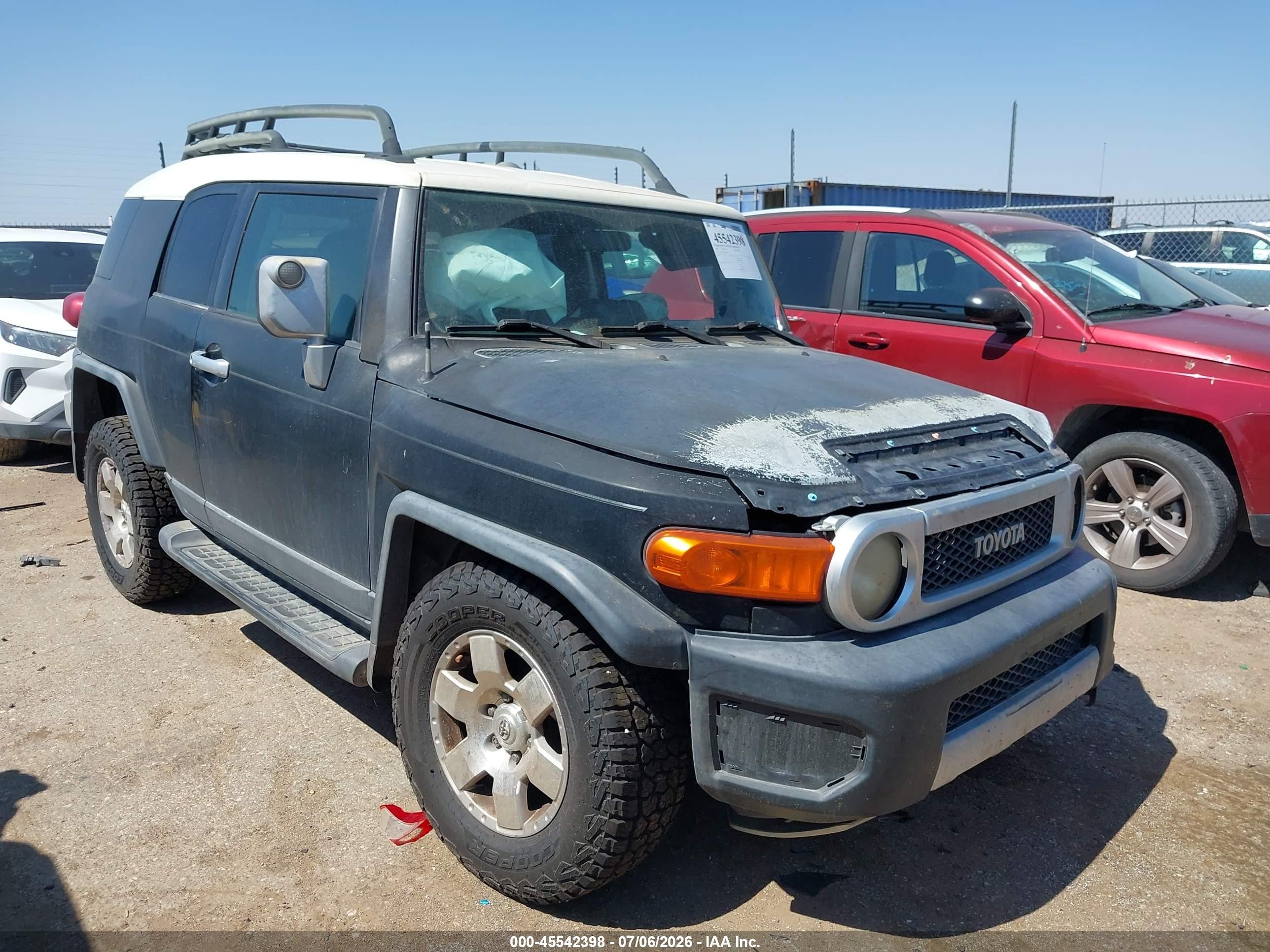 2007 Toyota FJ Cruiser, VIN JTEZU11F270006215 — Front end