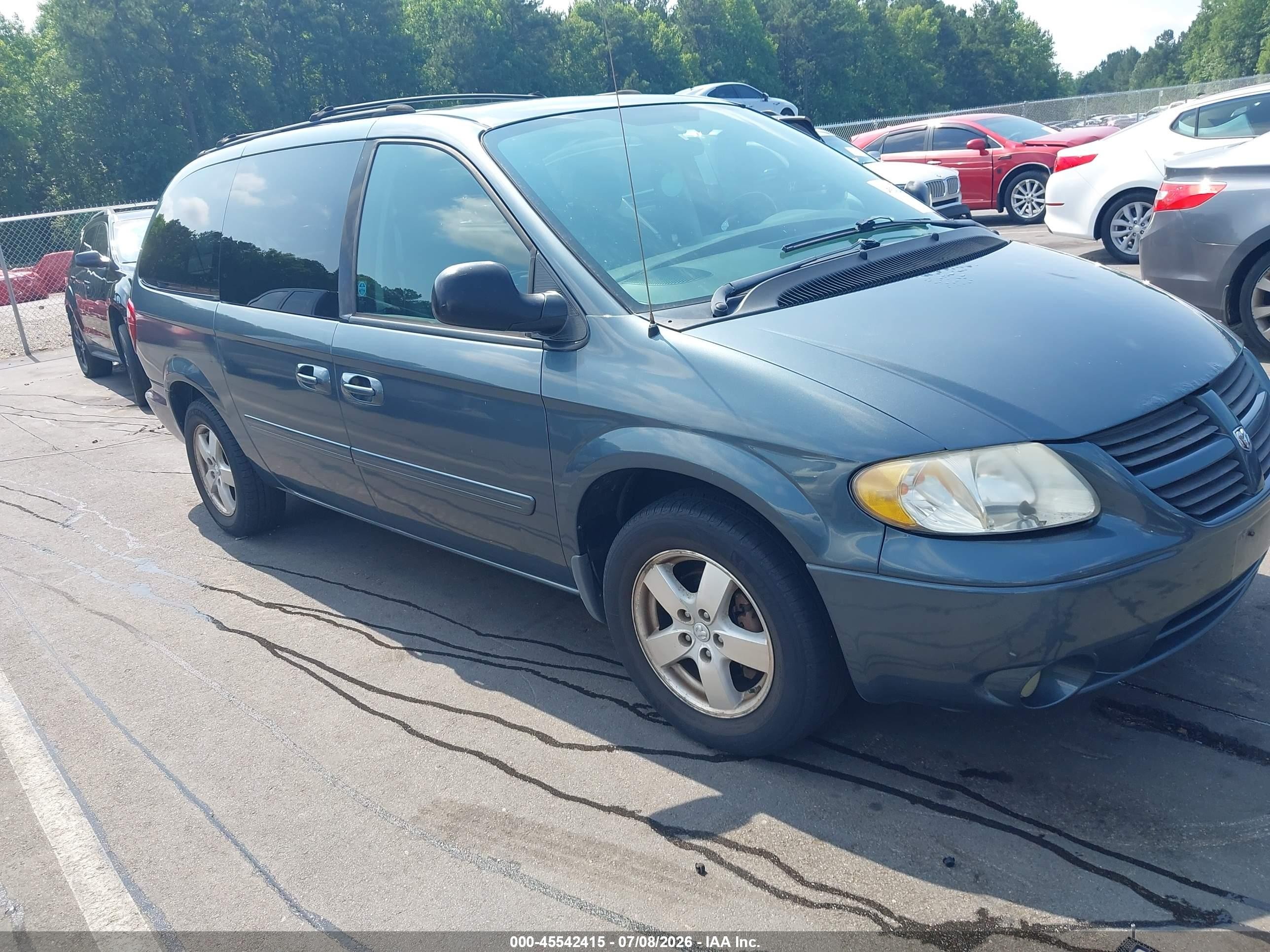 2005 Dodge Caravan SXT, VIN 2D4GP44L15R134392 — Normal wear