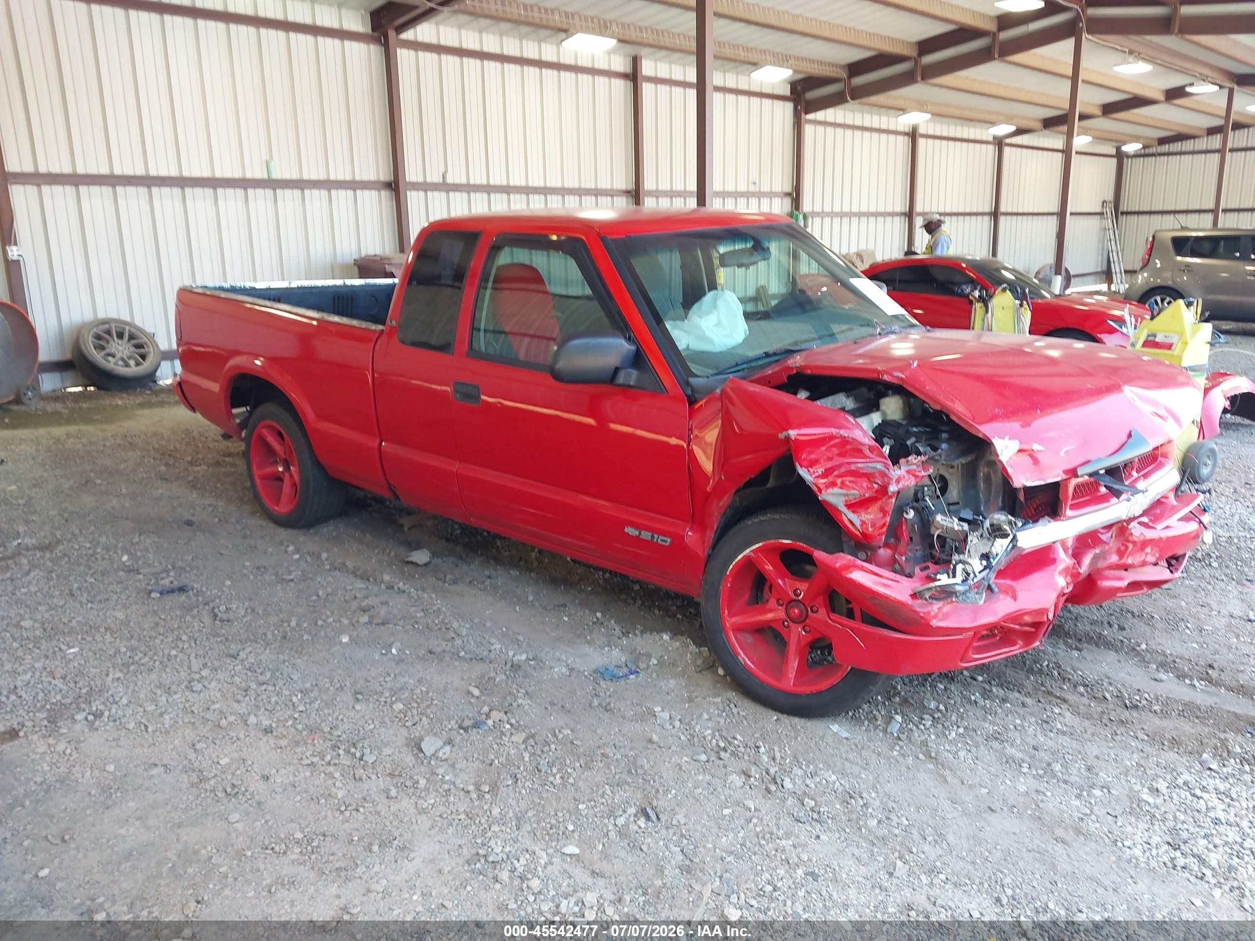 2000 Chevrolet S-10 LS, VIN 1GCCS1957YK226161 — Front end