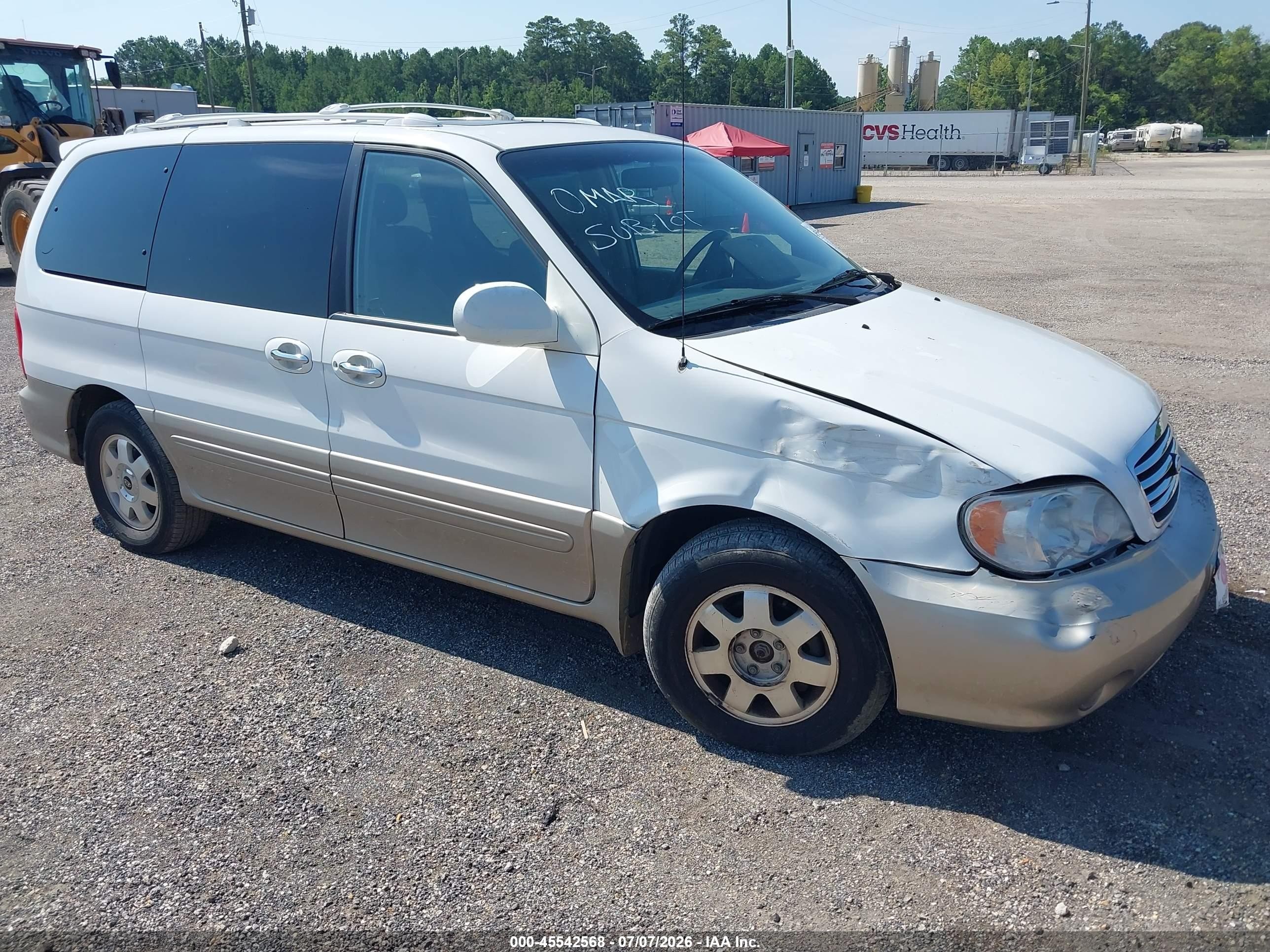 2002 Kia Sedona LX, VIN KNDUP131026328705 — Front end