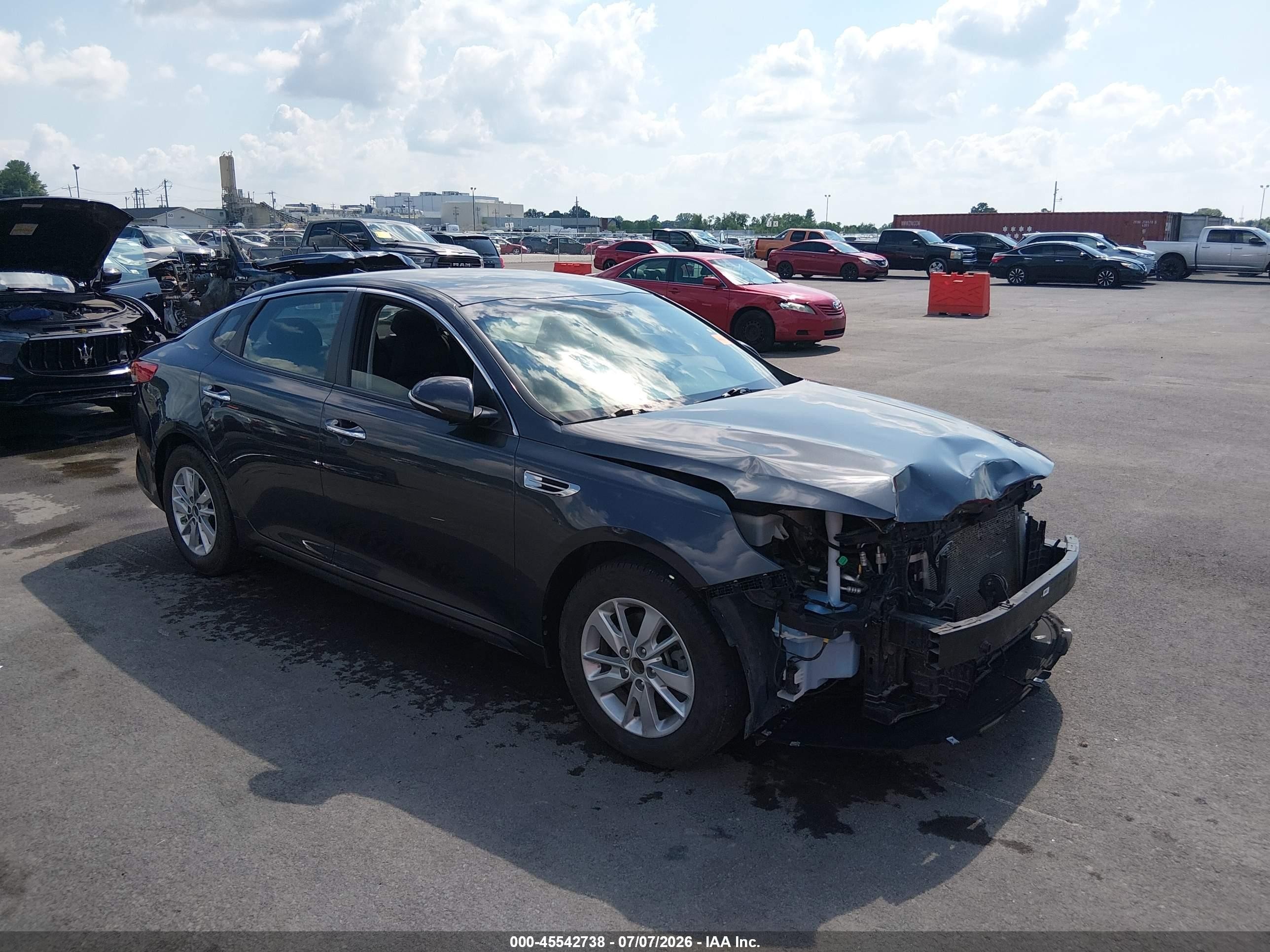 2018 Kia Optima LX, VIN KNAGT4L35J5217032 — Перед
