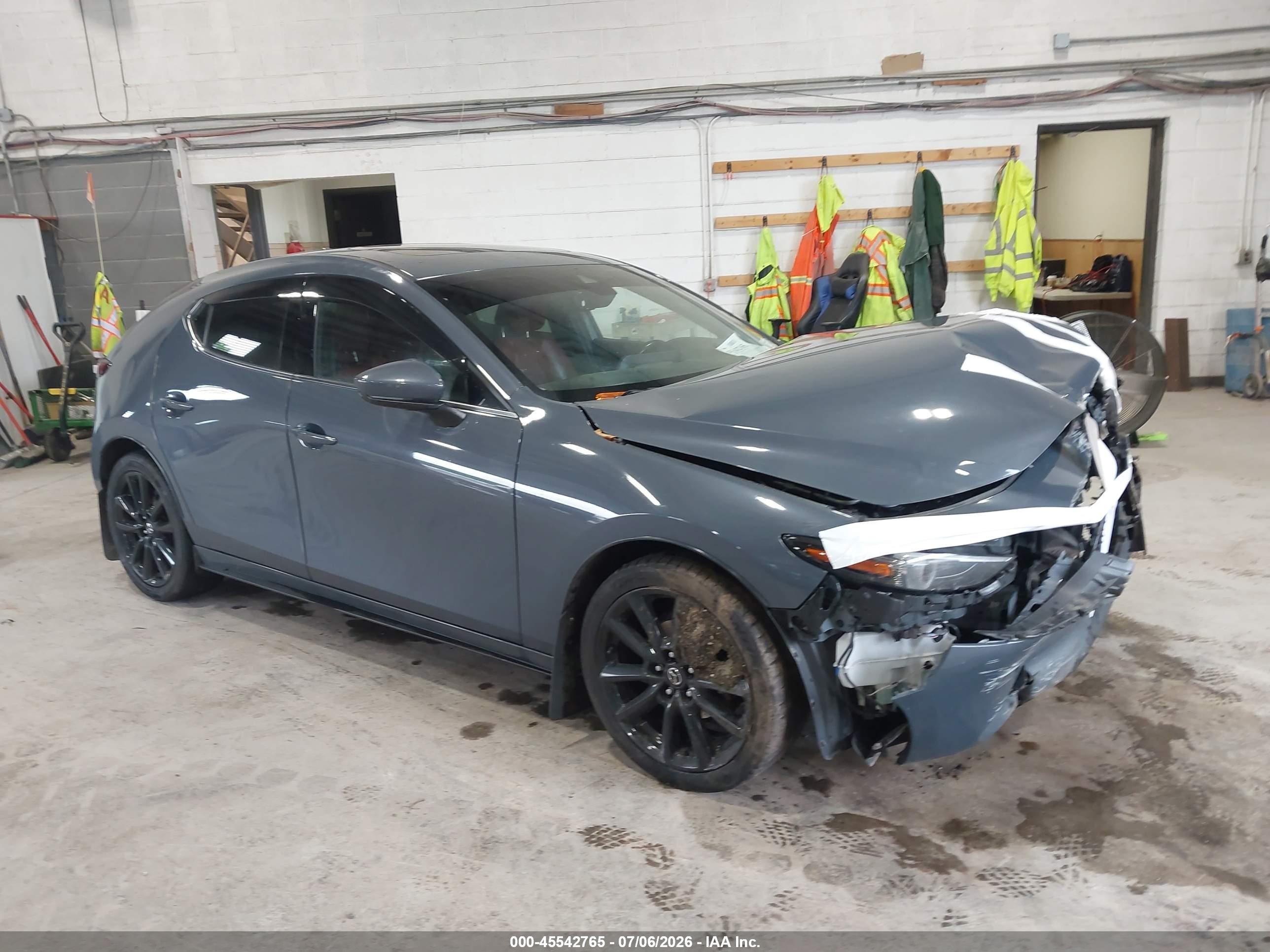 2021 Mazda 3 Premium, VIN JM1BPAML6M1307591 — Front end