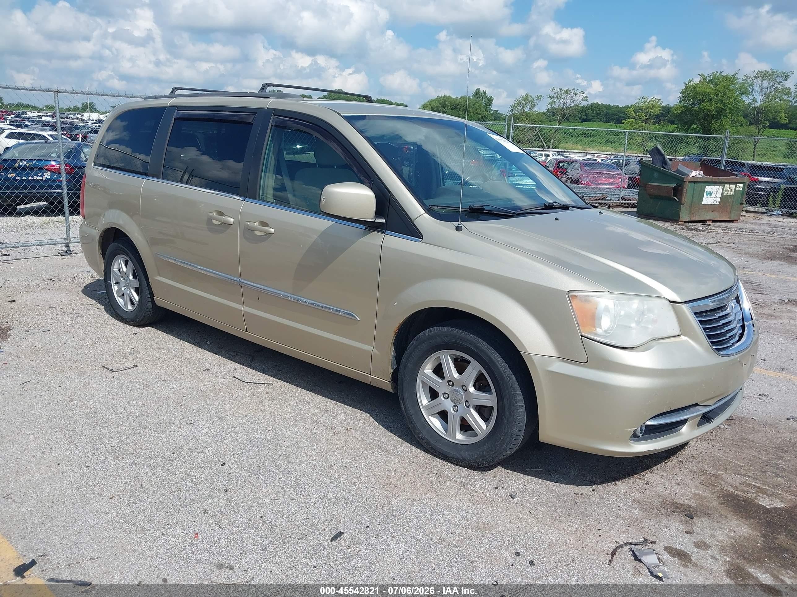 2011 Chrysler Town & Country Touring, VIN 2A4RR5DG5BR747159 — Front end