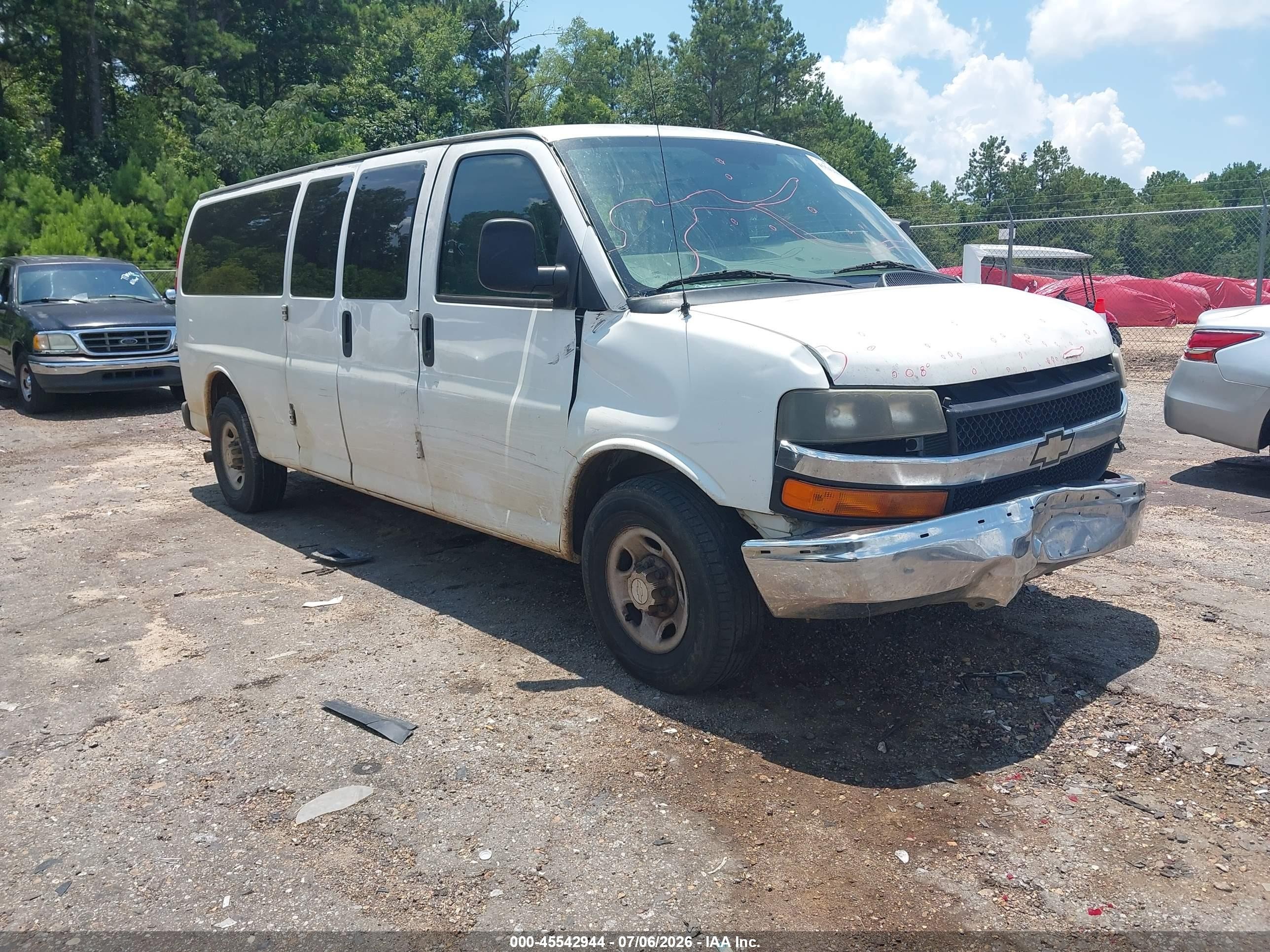 2014 Chevrolet Express Passenger LT, VIN 1GAZG1FG2E1124634 — Side