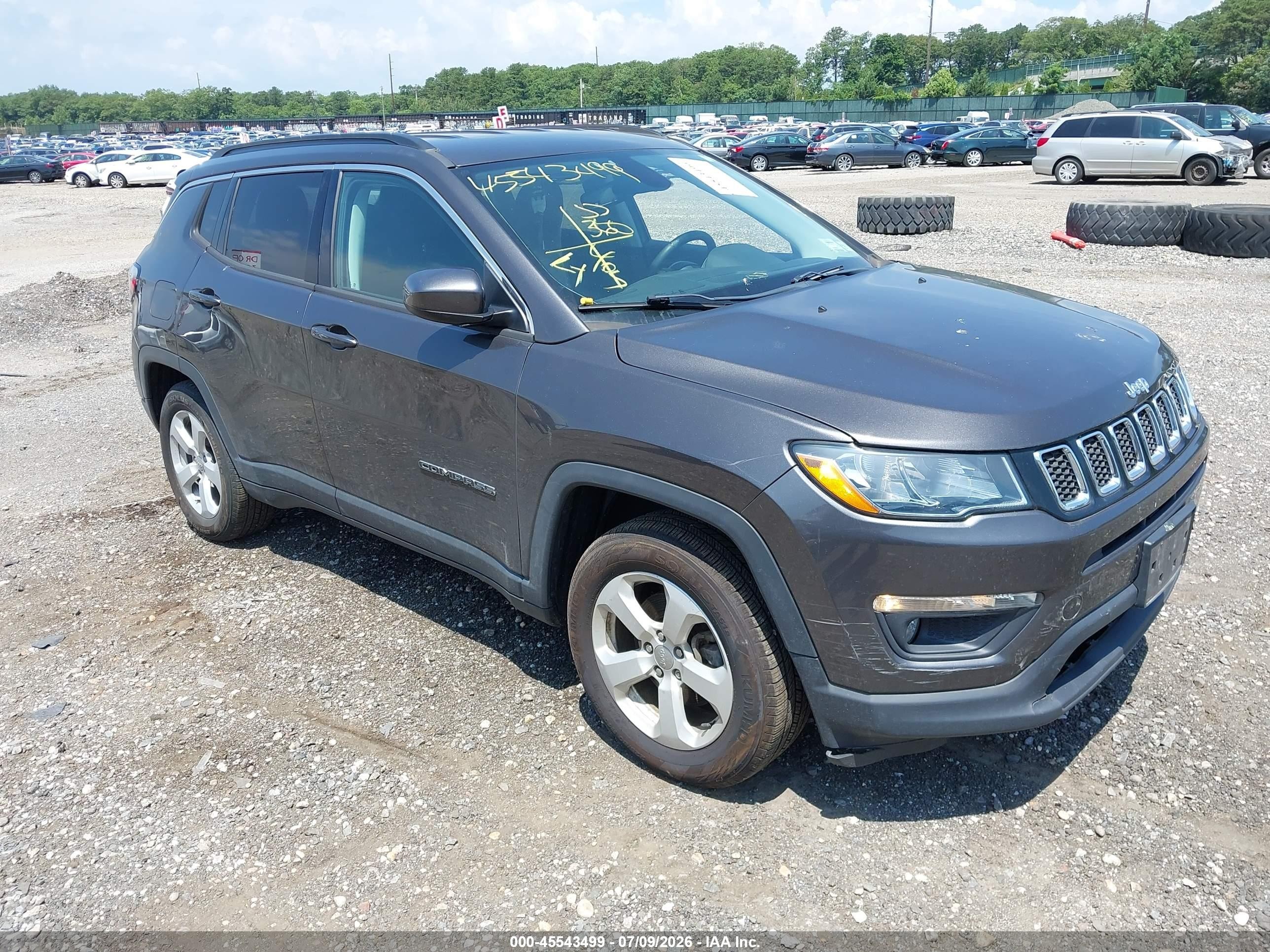 2019 Jeep Compass Latitude, VIN 3C4NJDBB2KT850386 — Бок