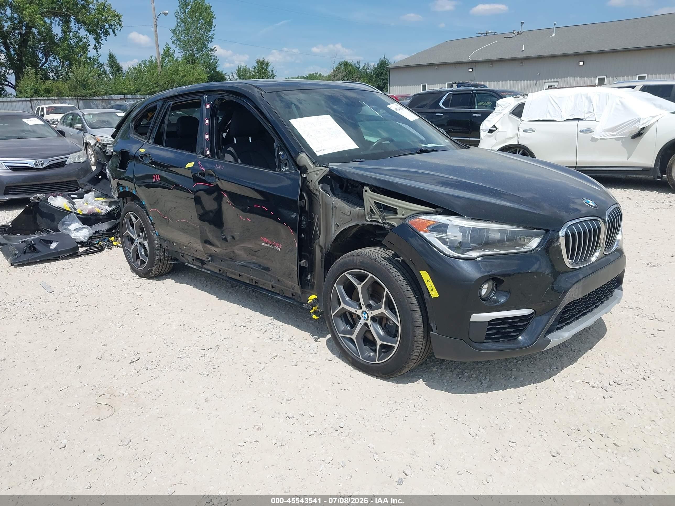 2017 BMW X1 xDrive28i, VIN WBXHT3Z33H4A53570 — Бок