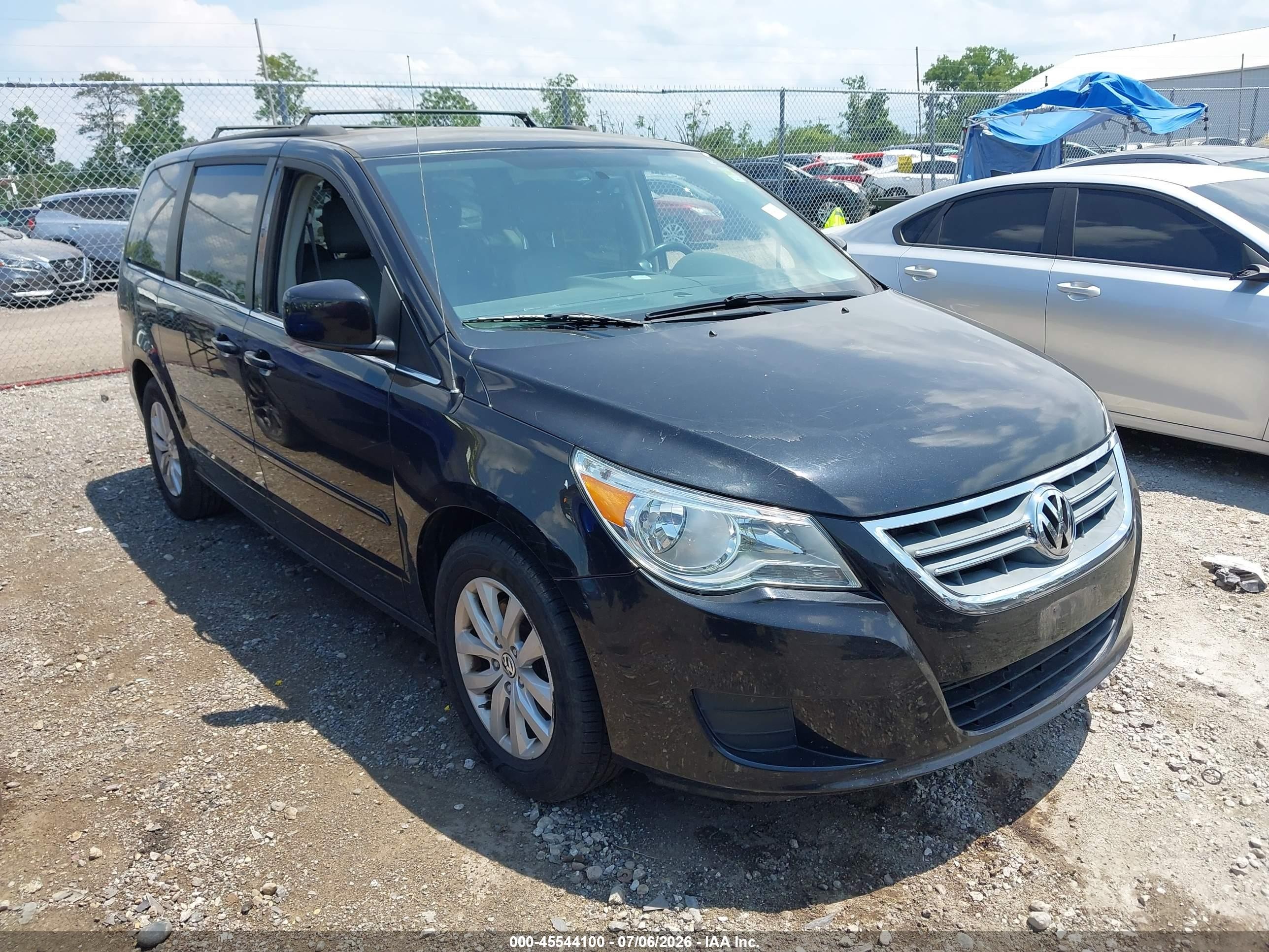 2014 Volkswagen Routan SE, VIN 2C4RVABG0ER134710 — Normal wear