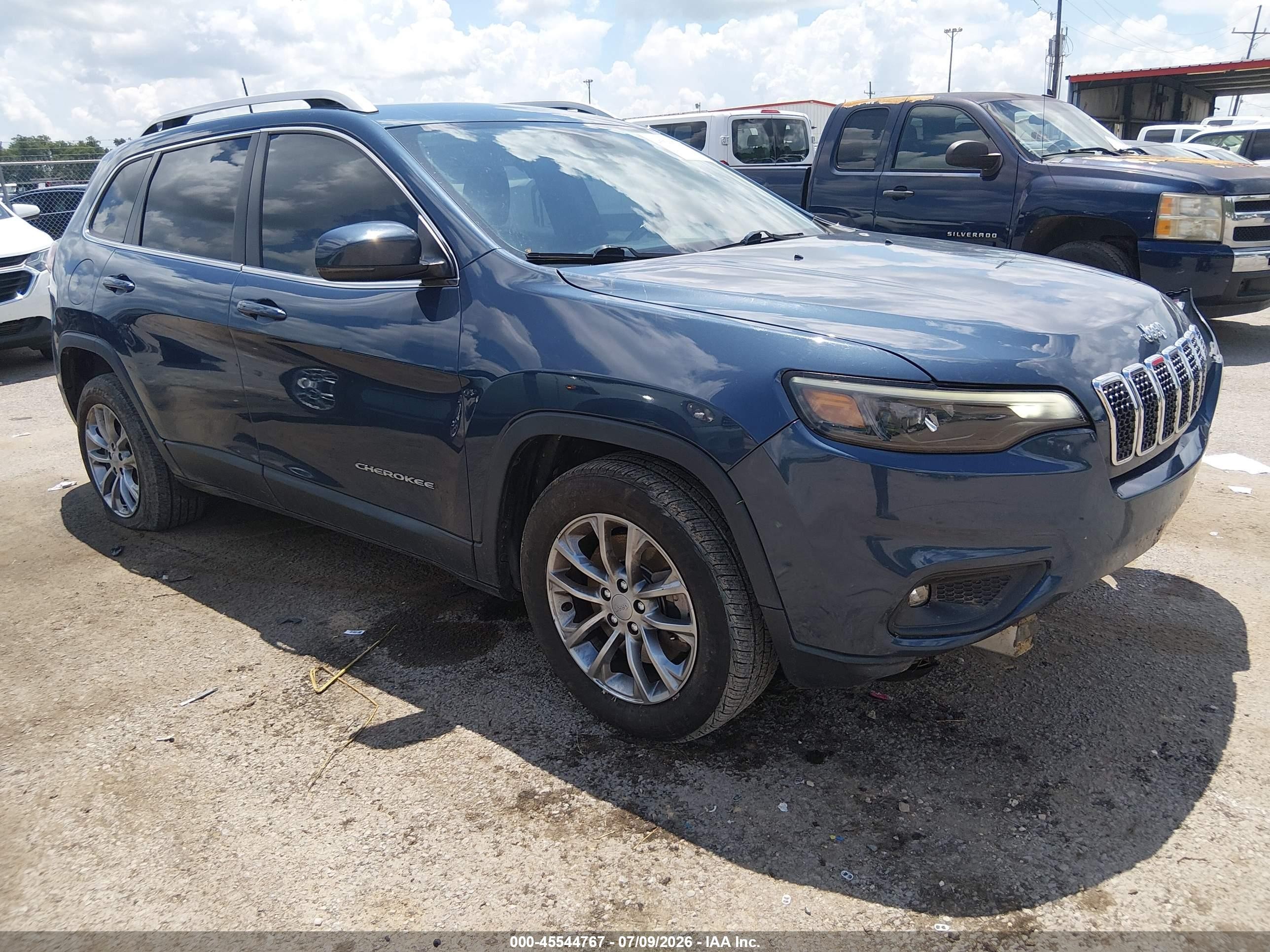 2021 Jeep Cherokee Latitude Plus, VIN 1C4PJLLB5MD183811 — Front end
