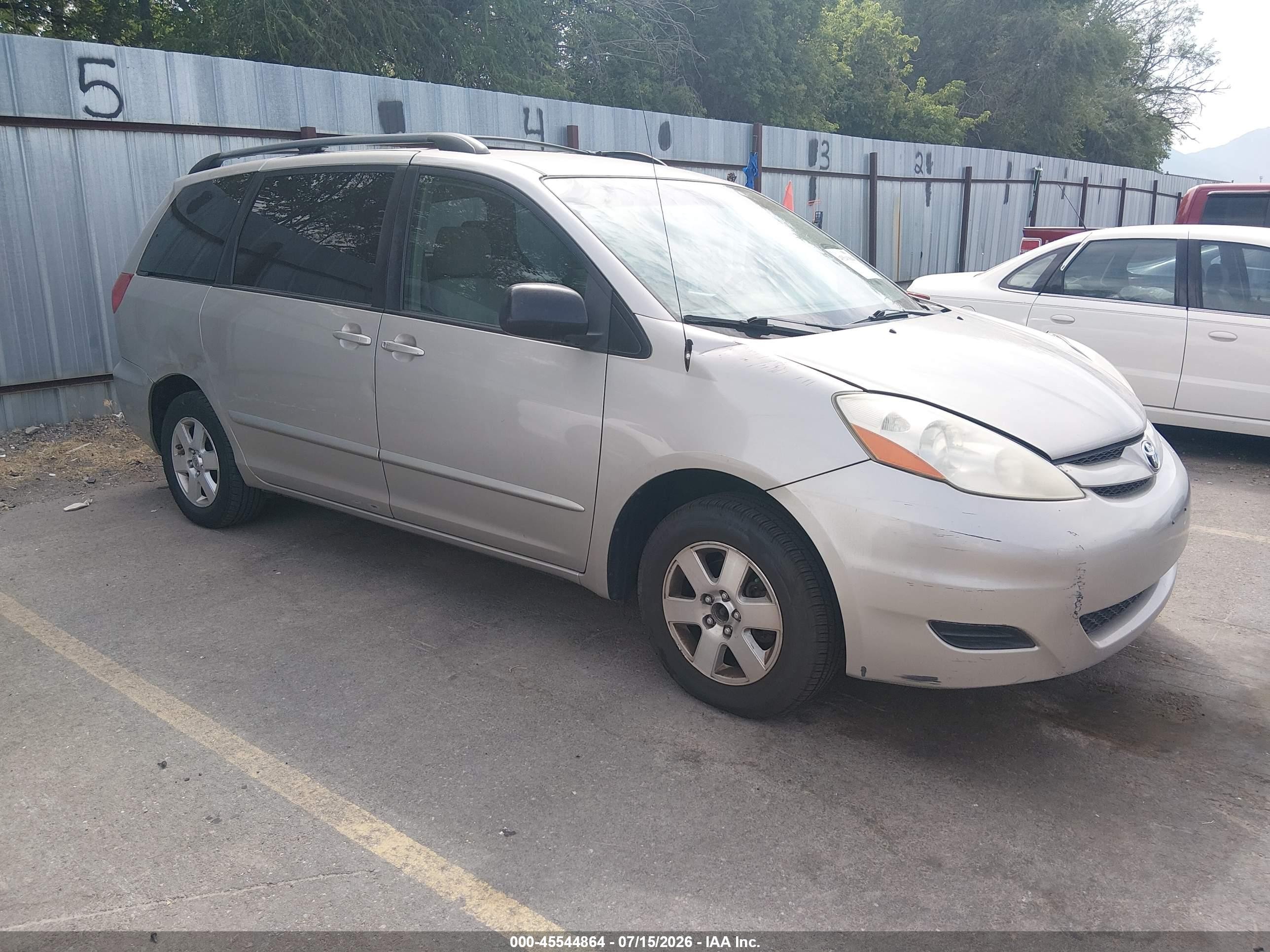 2007 Toyota Sienna CE, VIN 5TDZK23C57S003163 — Front end