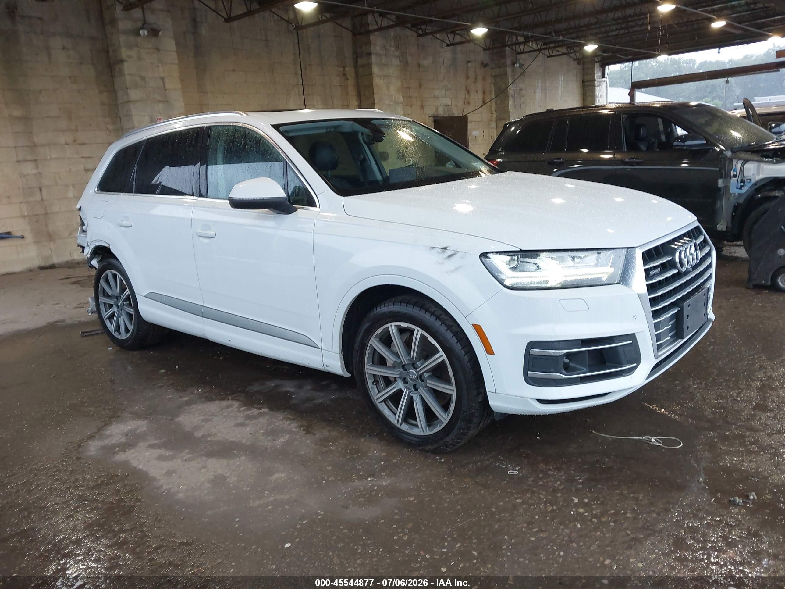 2018 Audi Q7 Premium Plus, VIN WA1LAAF77JD037877 — Зад
