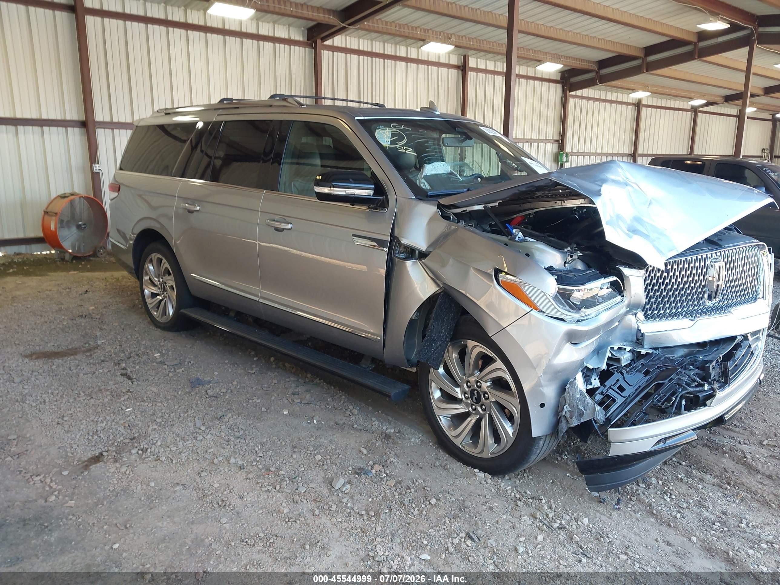 2024 Lincoln Navigator Reserve, VIN 5LMJJ3LG5REL04767 — Front end