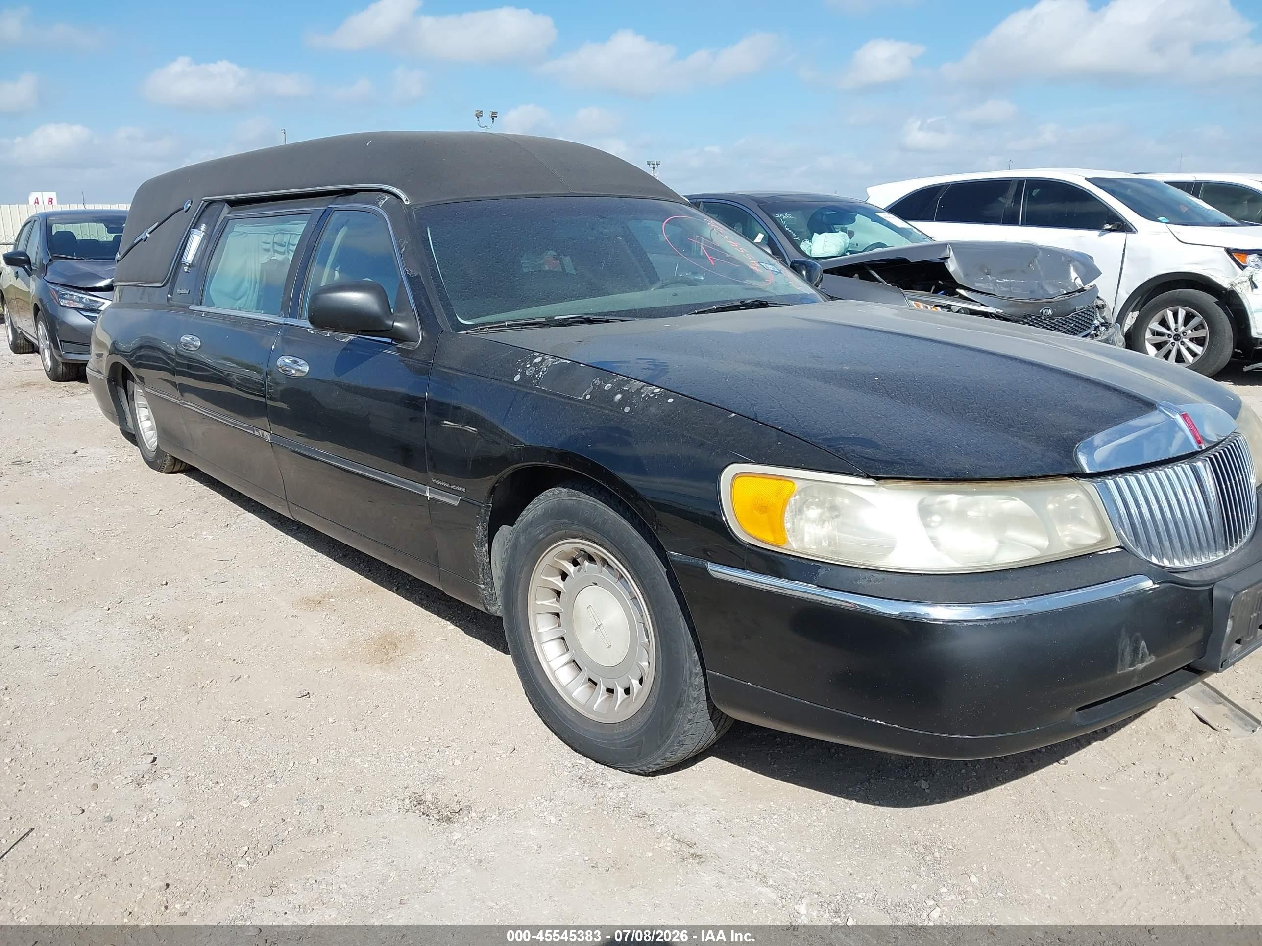 2000 Lincoln Town Car, VIN 1LJFM81W6YY808685 — Зад