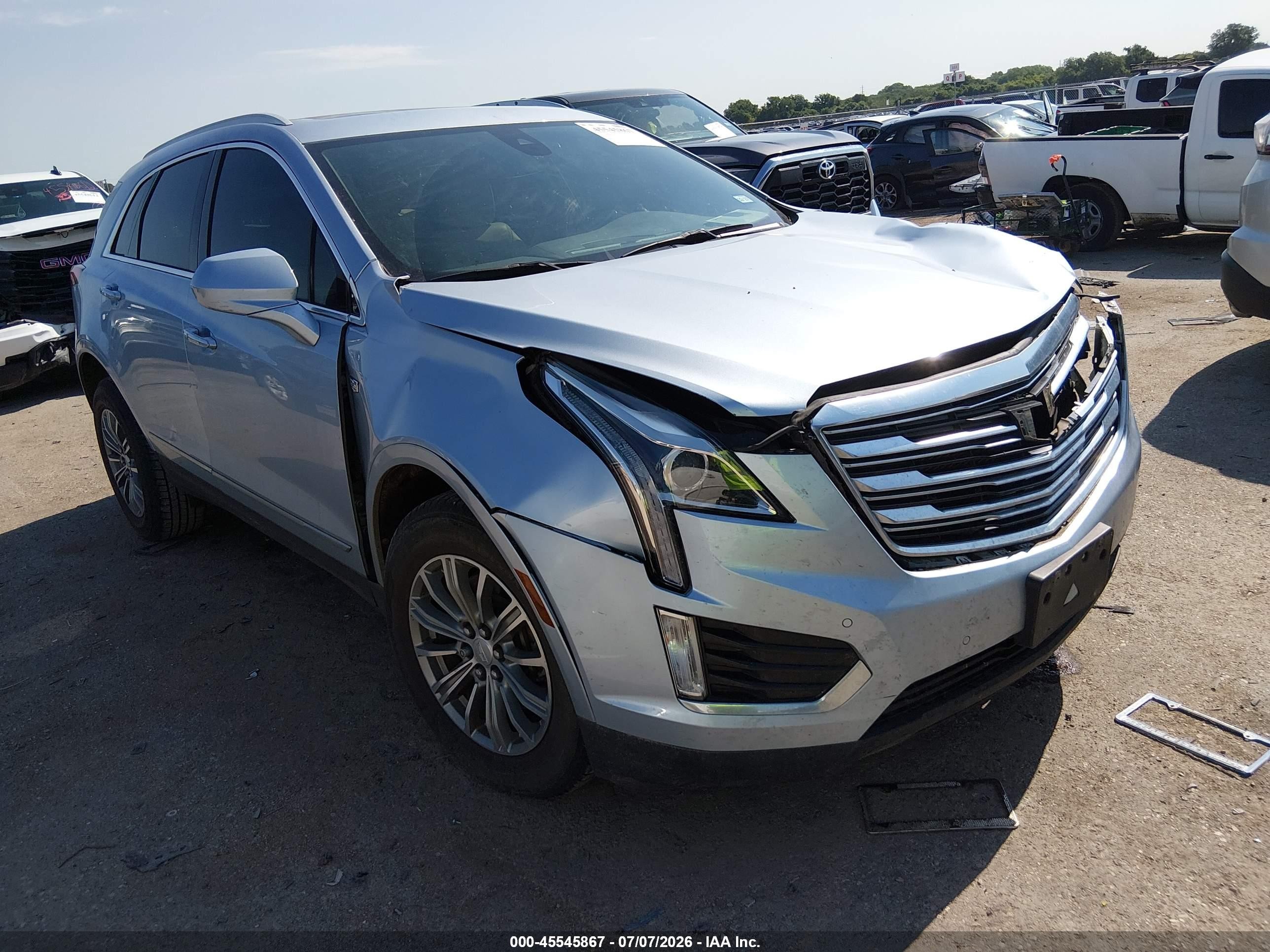 2017 Cadillac XT5 Luxury FWD, VIN 1GYKNBRS1HZ313912 — Front end