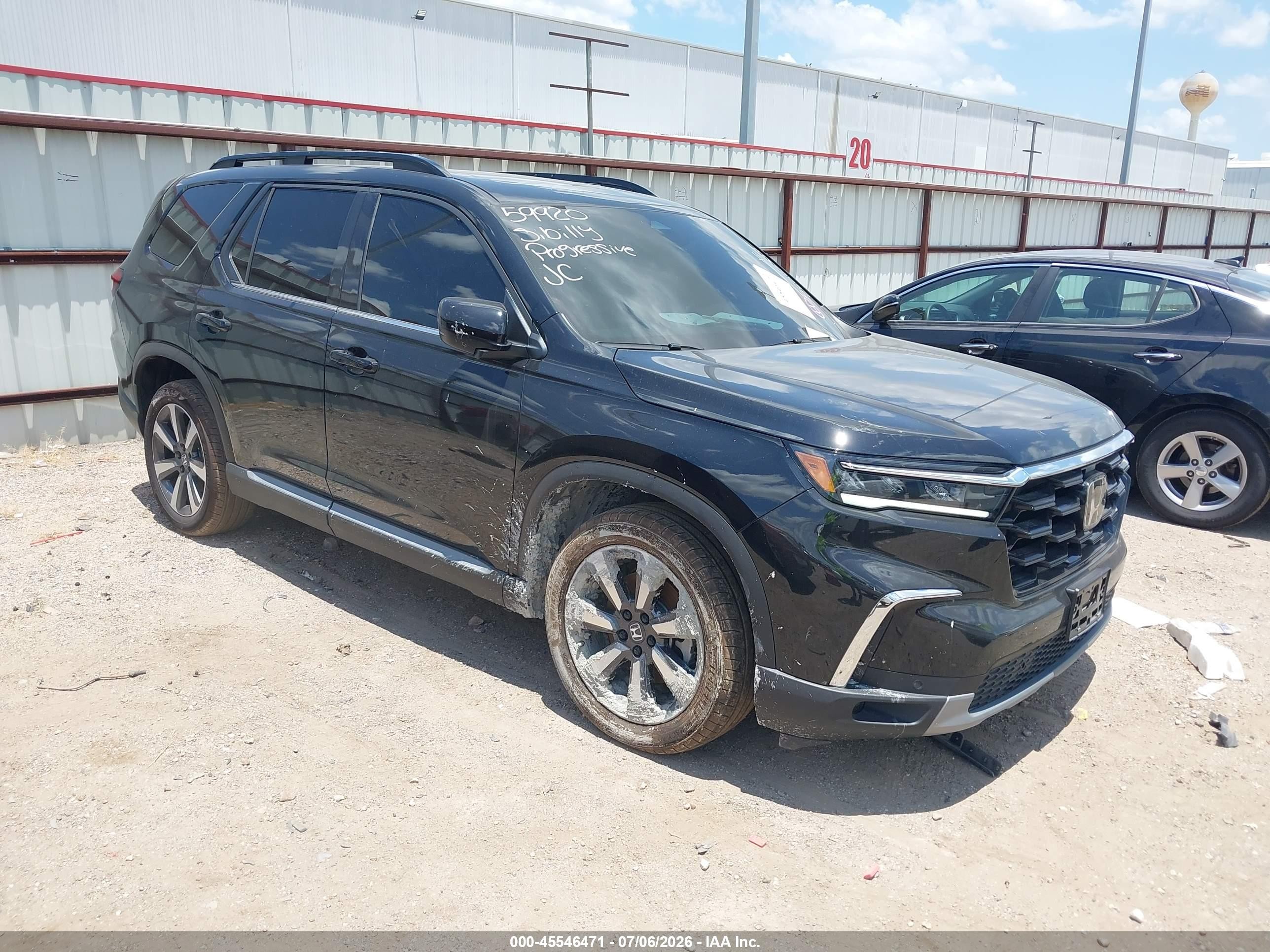 2025 Honda Pilot Touring, VIN 5FNYG2H77SB039121 — Перед