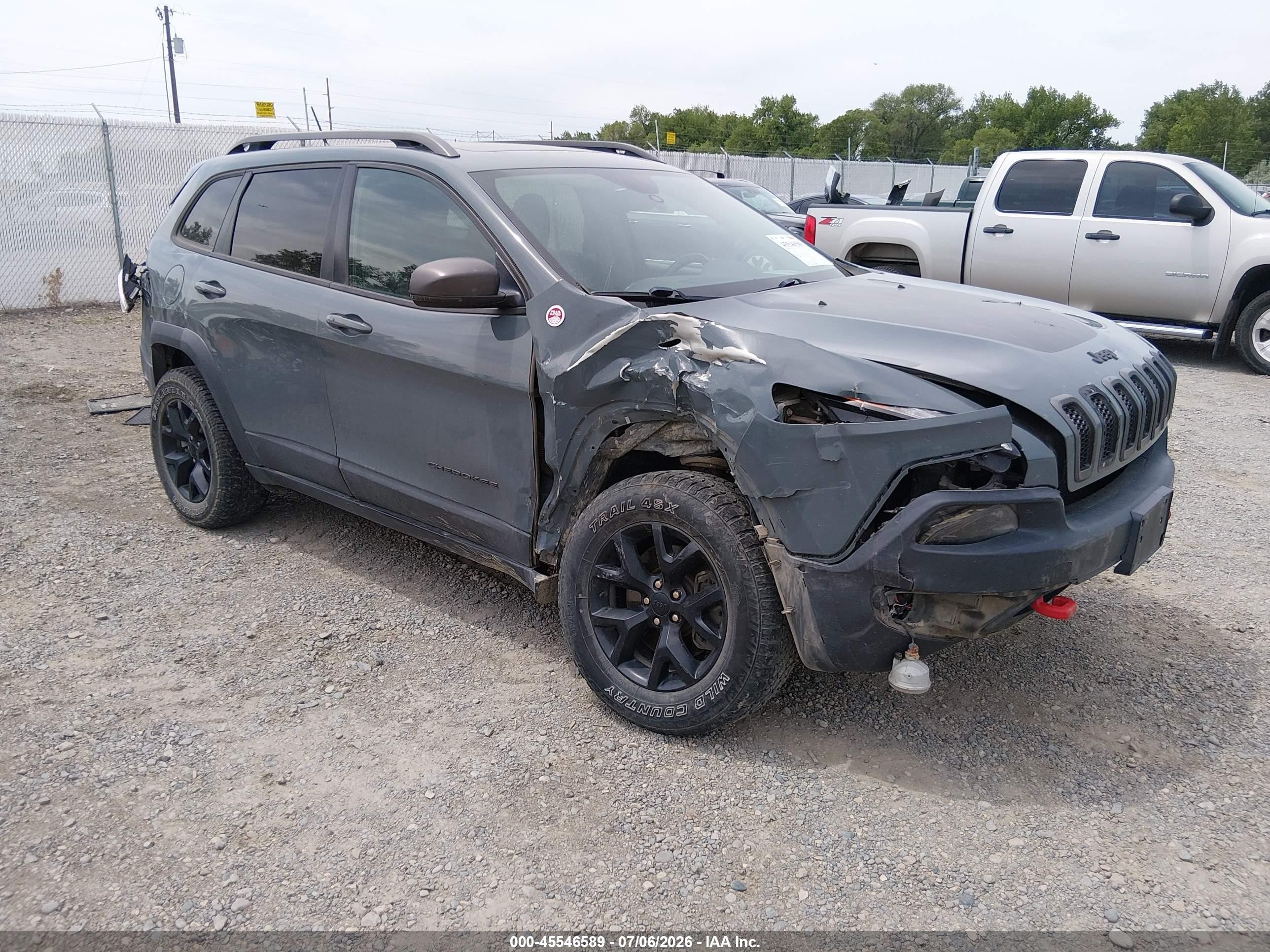 2015 Jeep Cherokee Trailhawk, VIN 1C4PJMBS6FW752017 — Бок