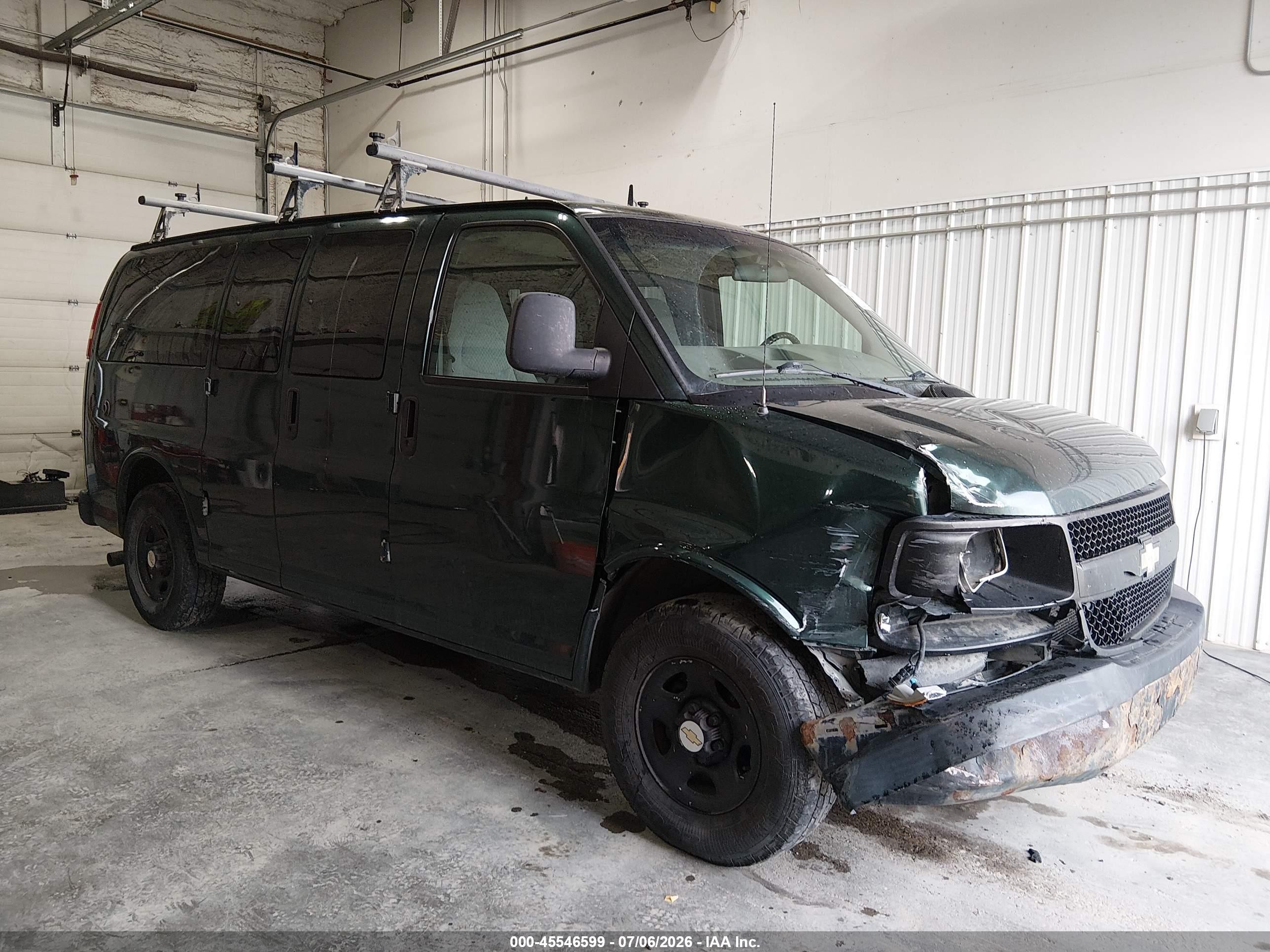 2005 Chevrolet Express Passenger, VIN 1GNFH15T651194831 — Front end