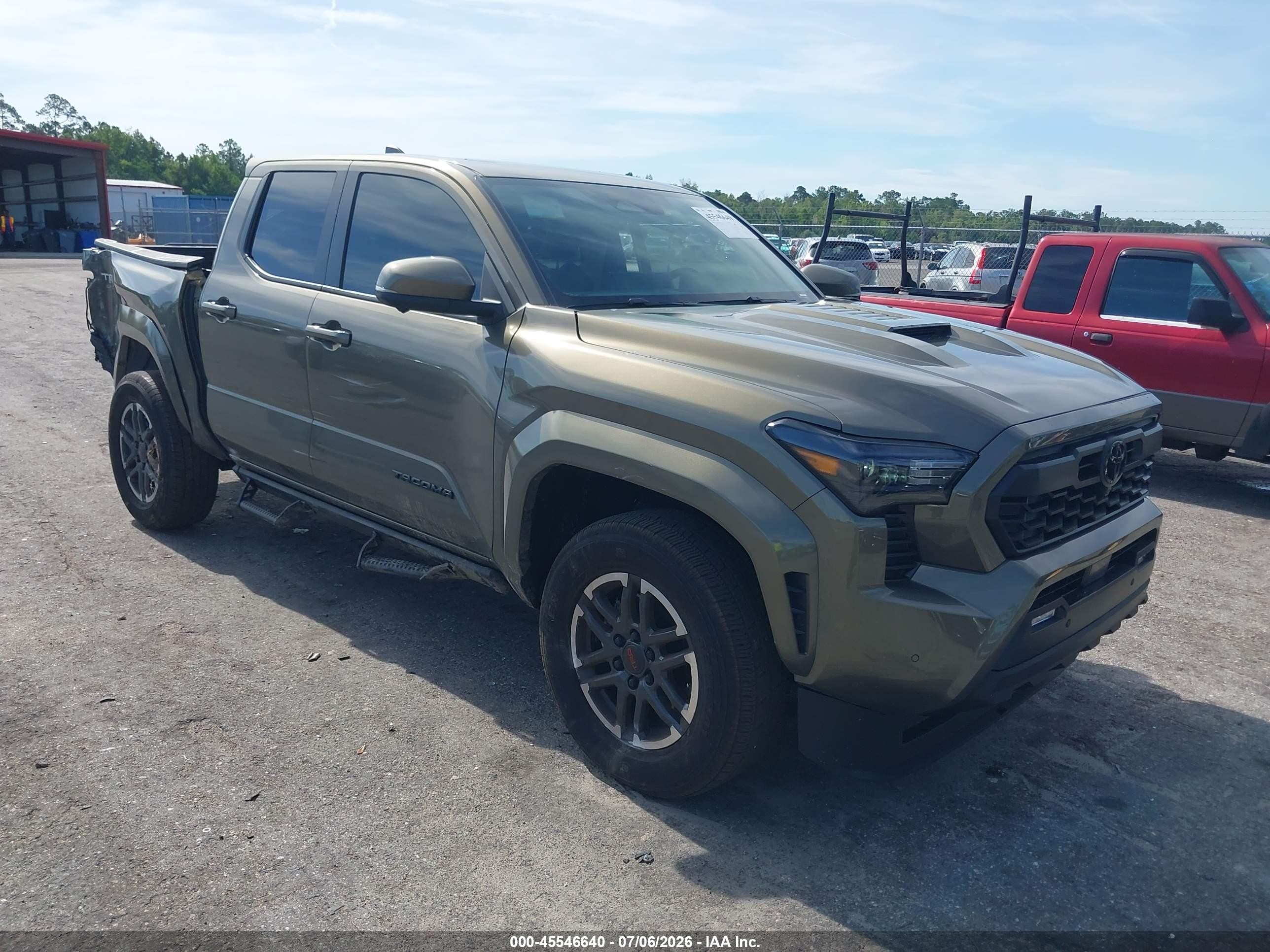 2026 Toyota Tacoma SR5, VIN 3TMKB5FN1TM068425 — Бок