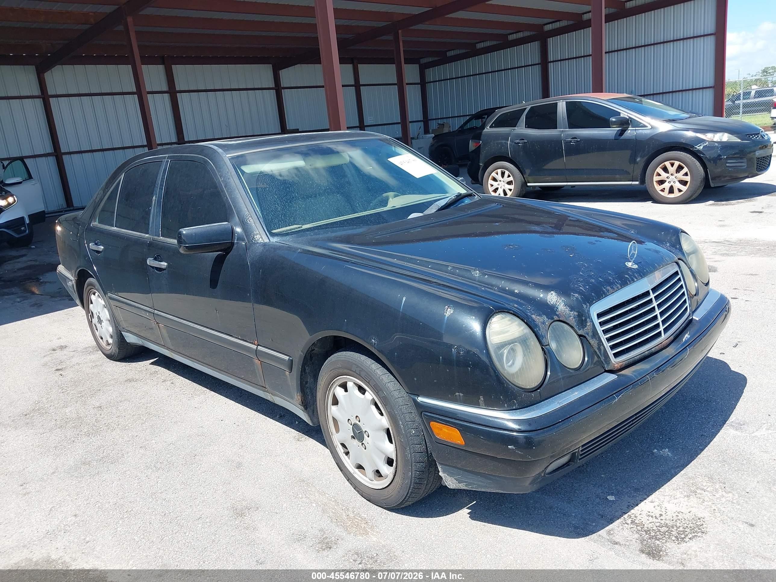 1999 Mercedes-Benz E 320, VIN WDBJF65H4XA833887 — Перед