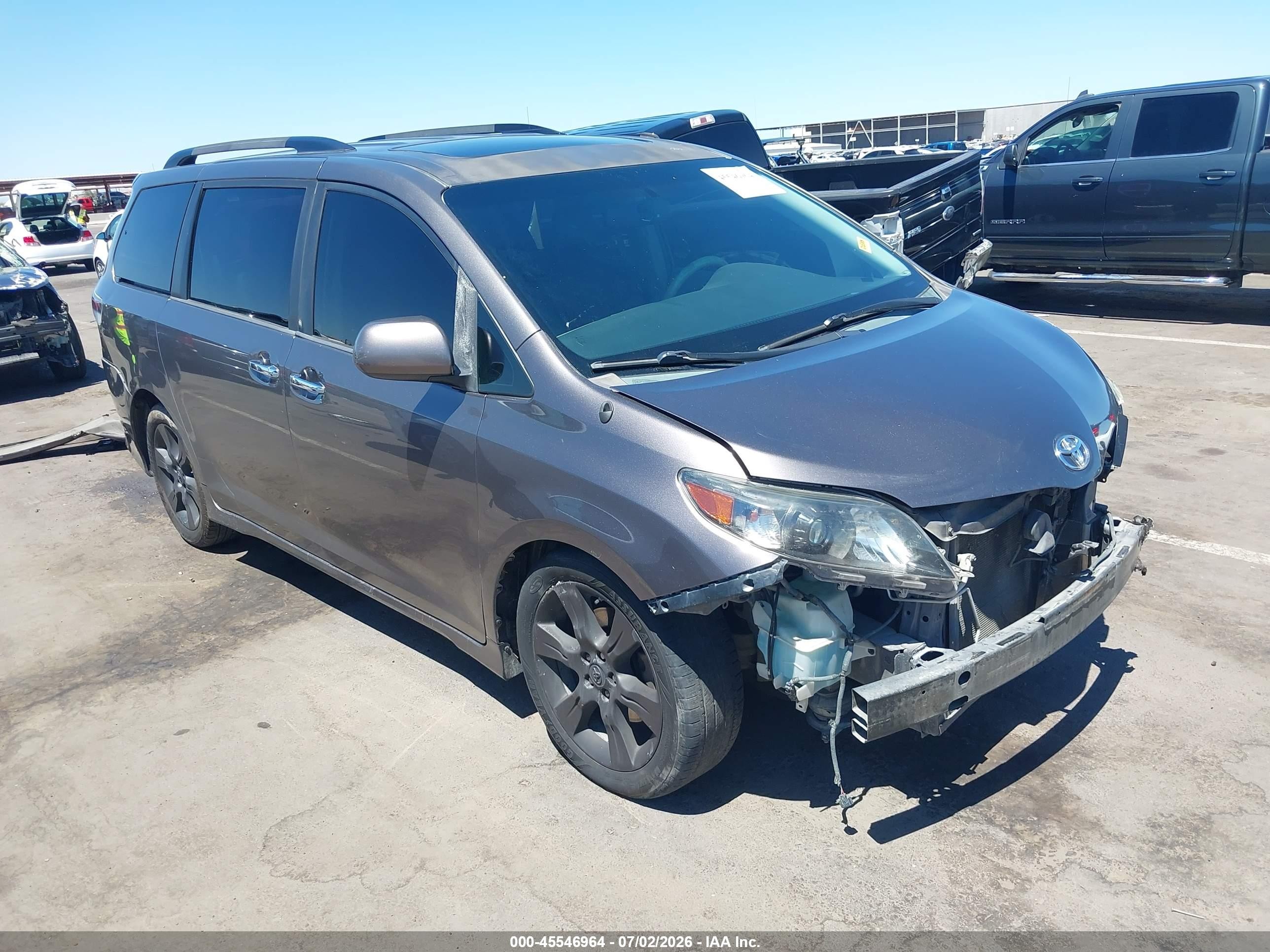 2014 Toyota Sienna SE, VIN 5TDXK3DC6ES519816 — Front end