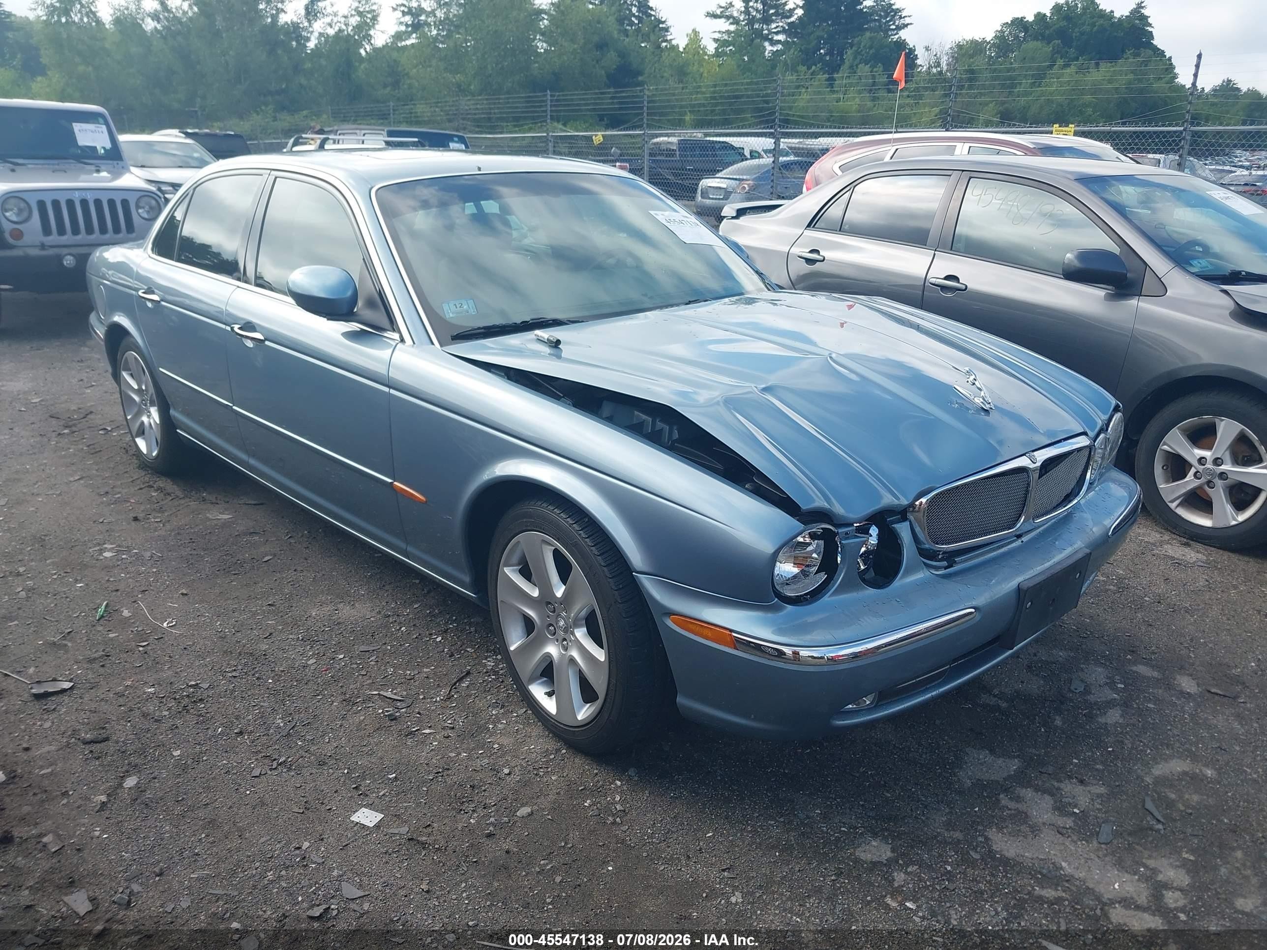 2004 Jaguar XJ 8, VIN SAJWA71C64SG13036 — Front end