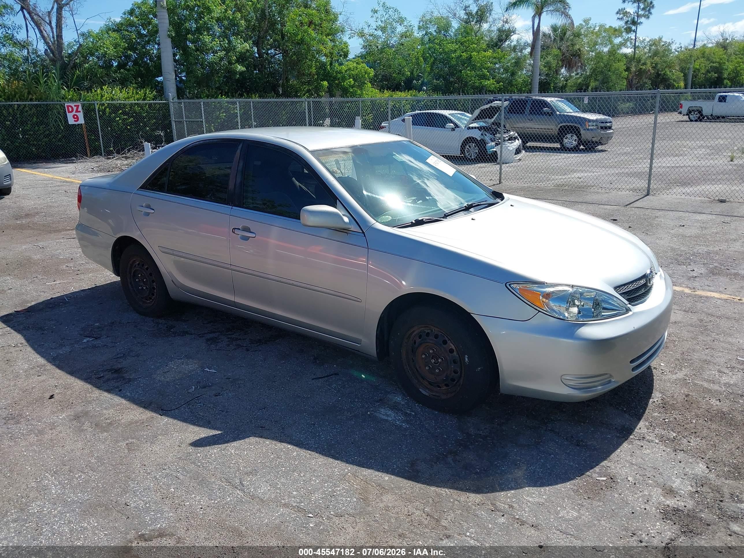 2004 Toyota Camry LE, VIN 4T1BE32K84U839088 — Side