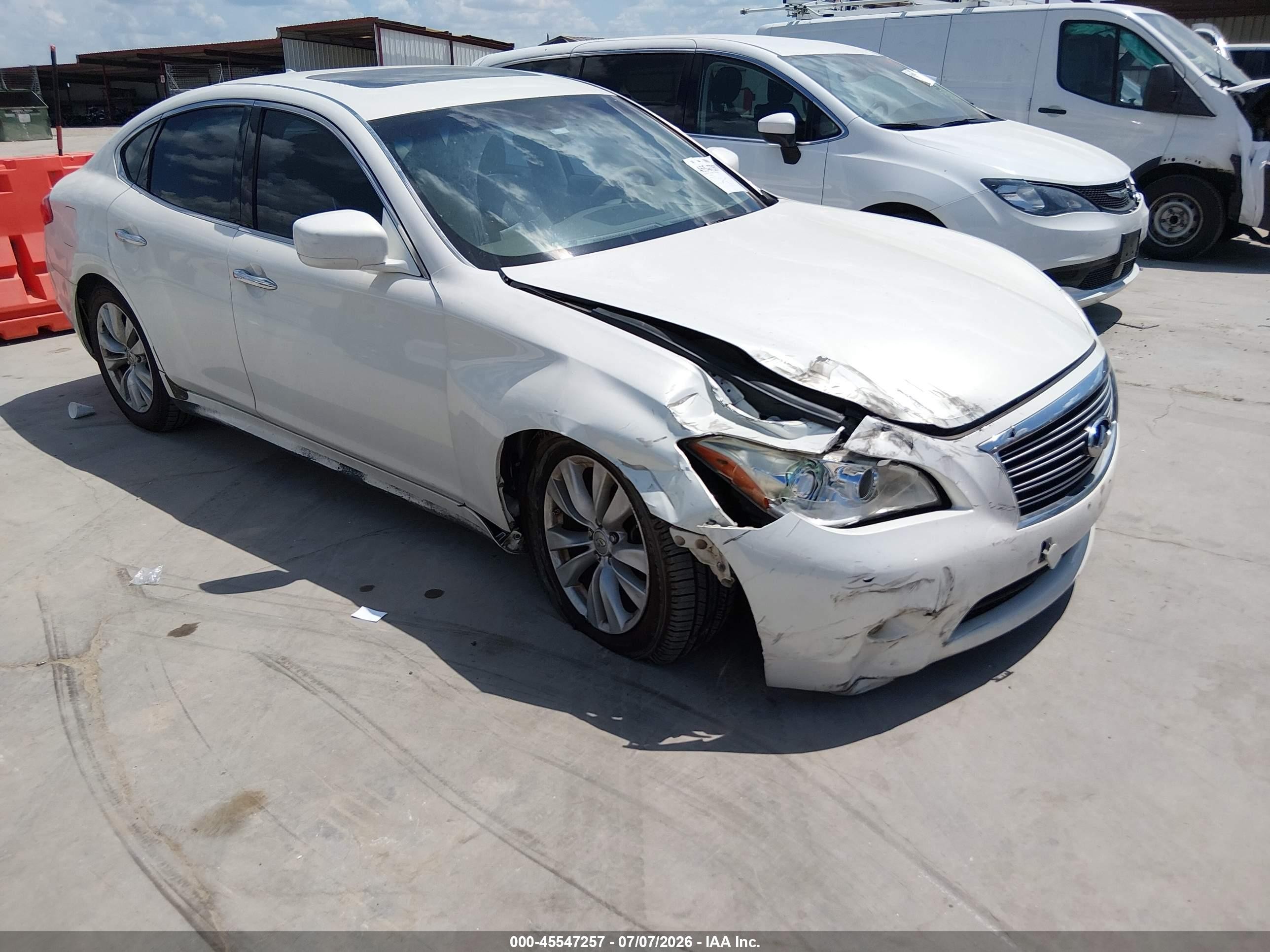 2011 Infiniti M, VIN JN1BY1AP2BM325637 — Front end