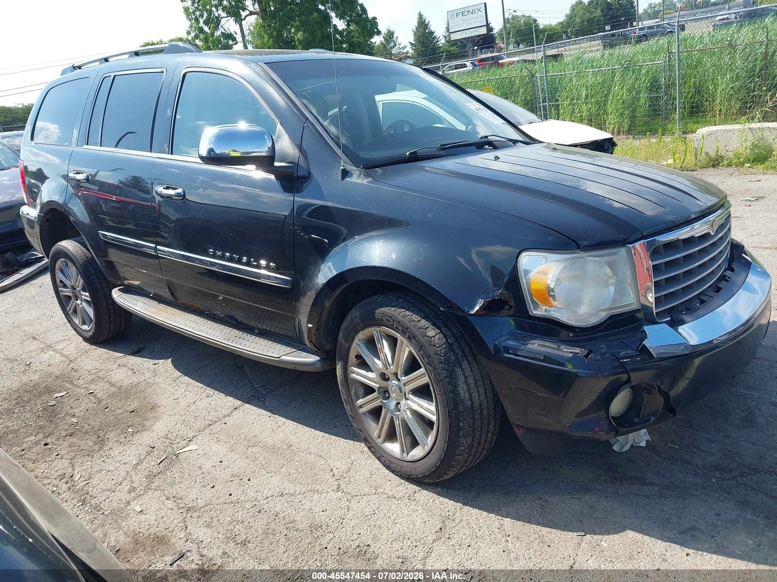 2007 Chrysler Aspen Limited, VIN 1A8HW58217F560646 — Side