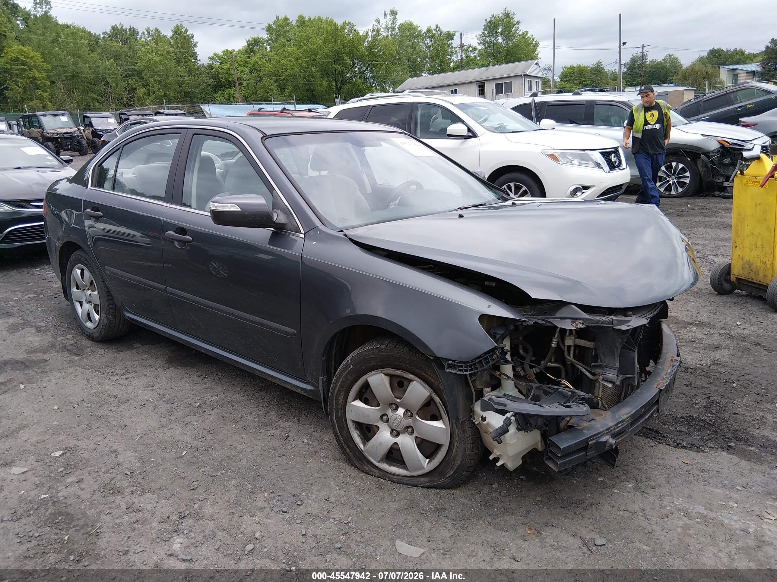 2010 Kia Optima LX, VIN KNAGG4A87A5397553 — Перед