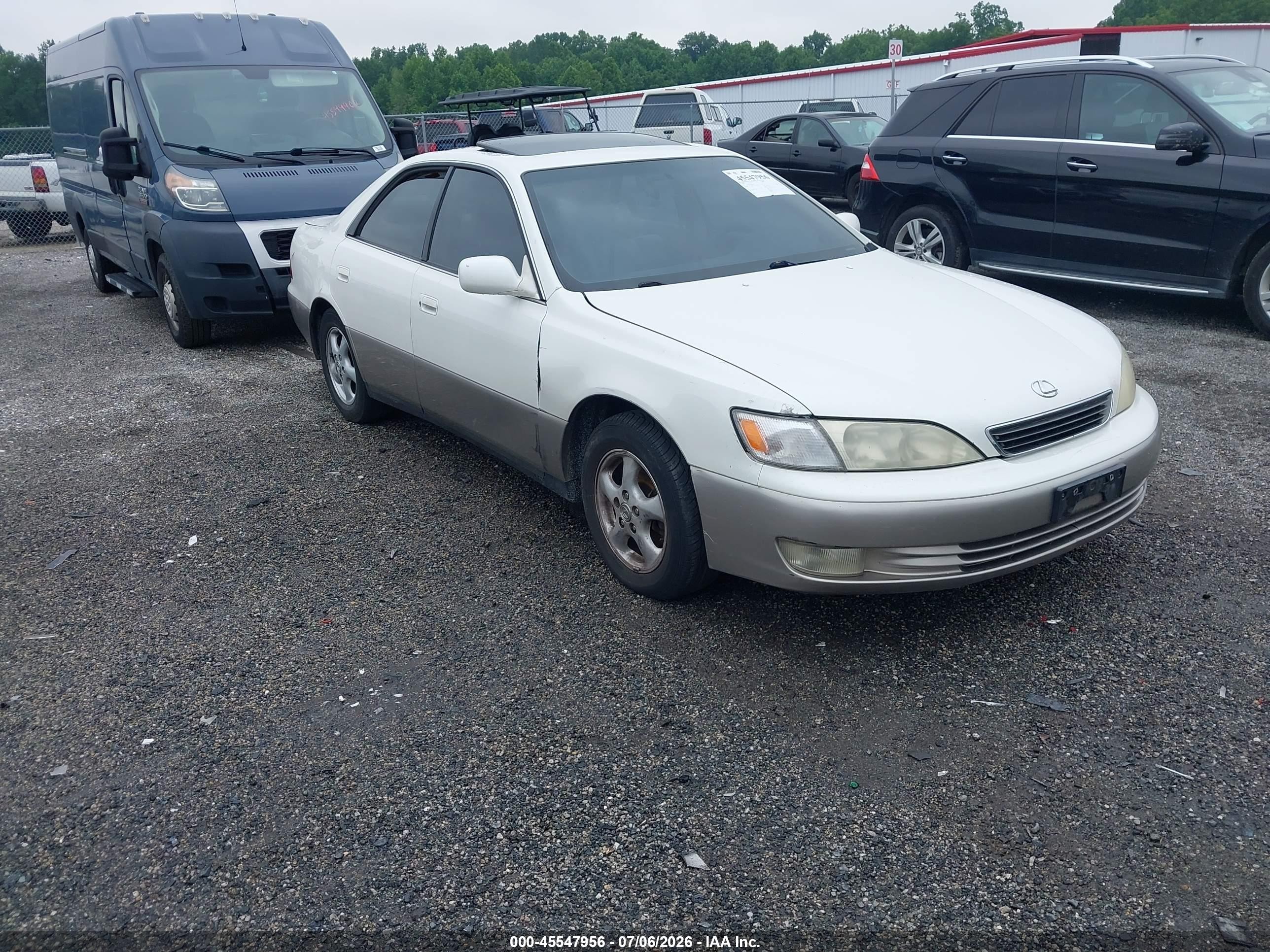 1998 Lexus ES 300, VIN JT8BF28G7W5039134 — Side