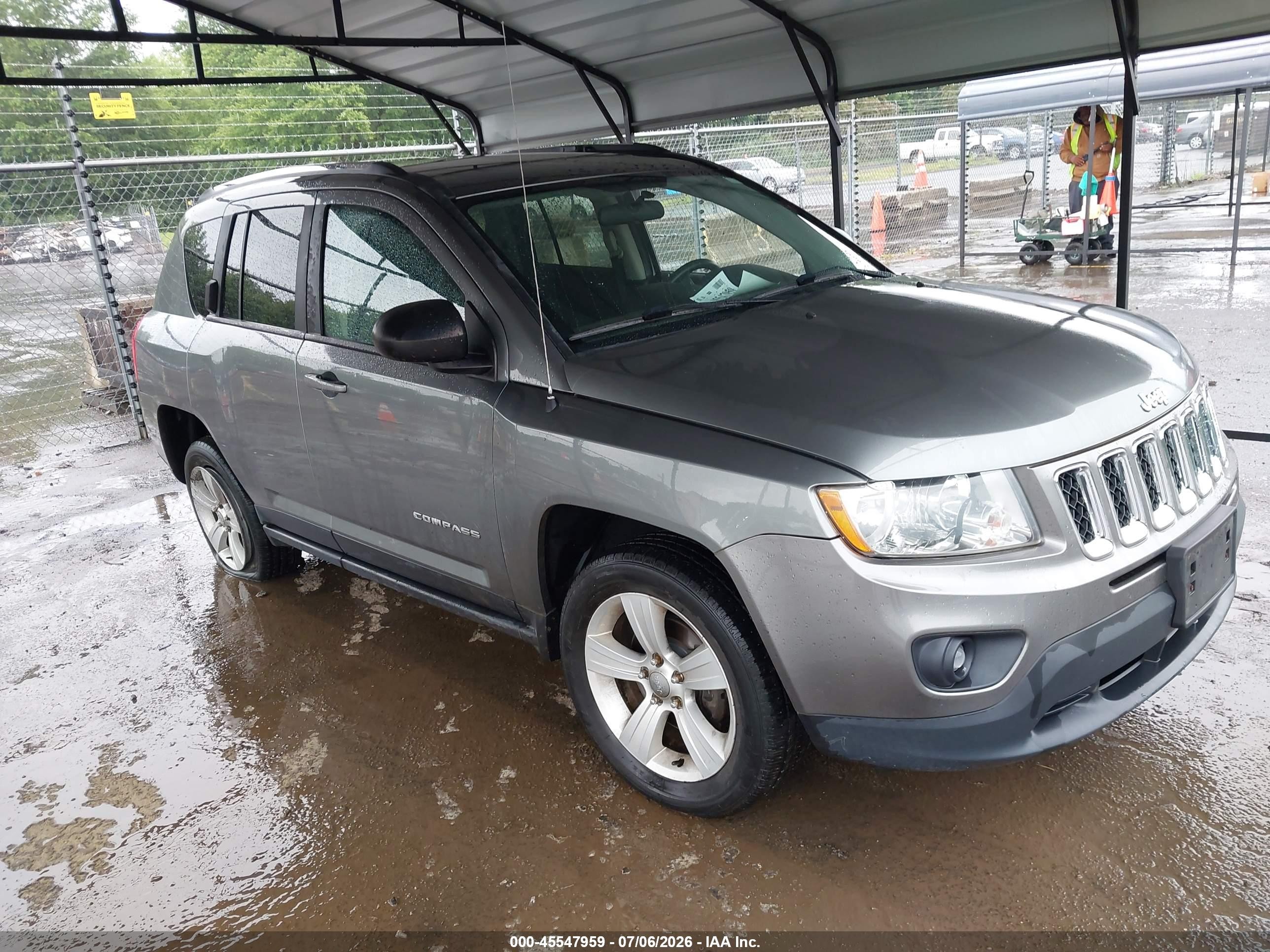 2013 Jeep Compass Latitude, VIN 1C4NJDEB2DD237138 — Side