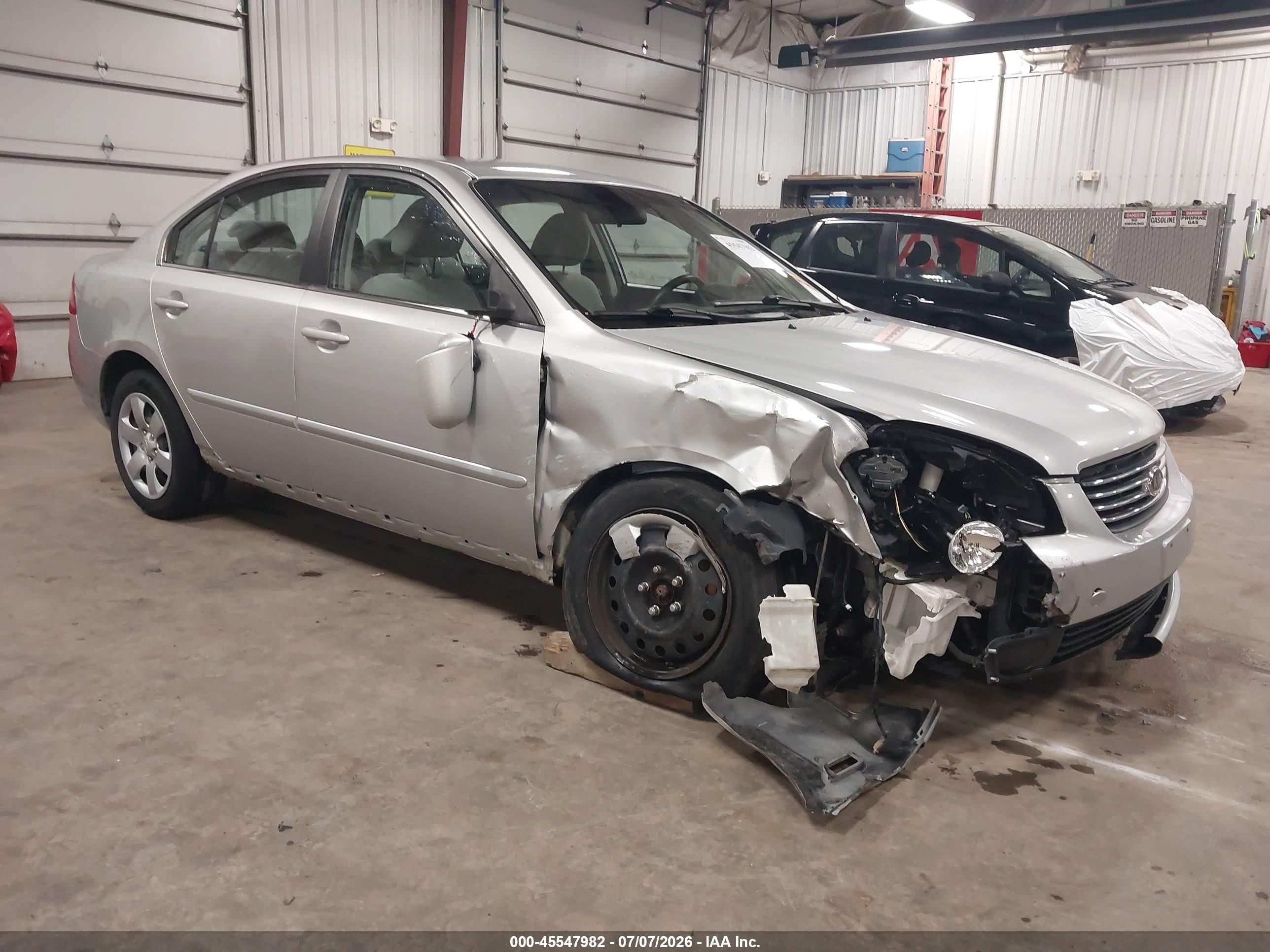 2008 Kia Optima EX, VIN KNAGE123985202733 — Перед