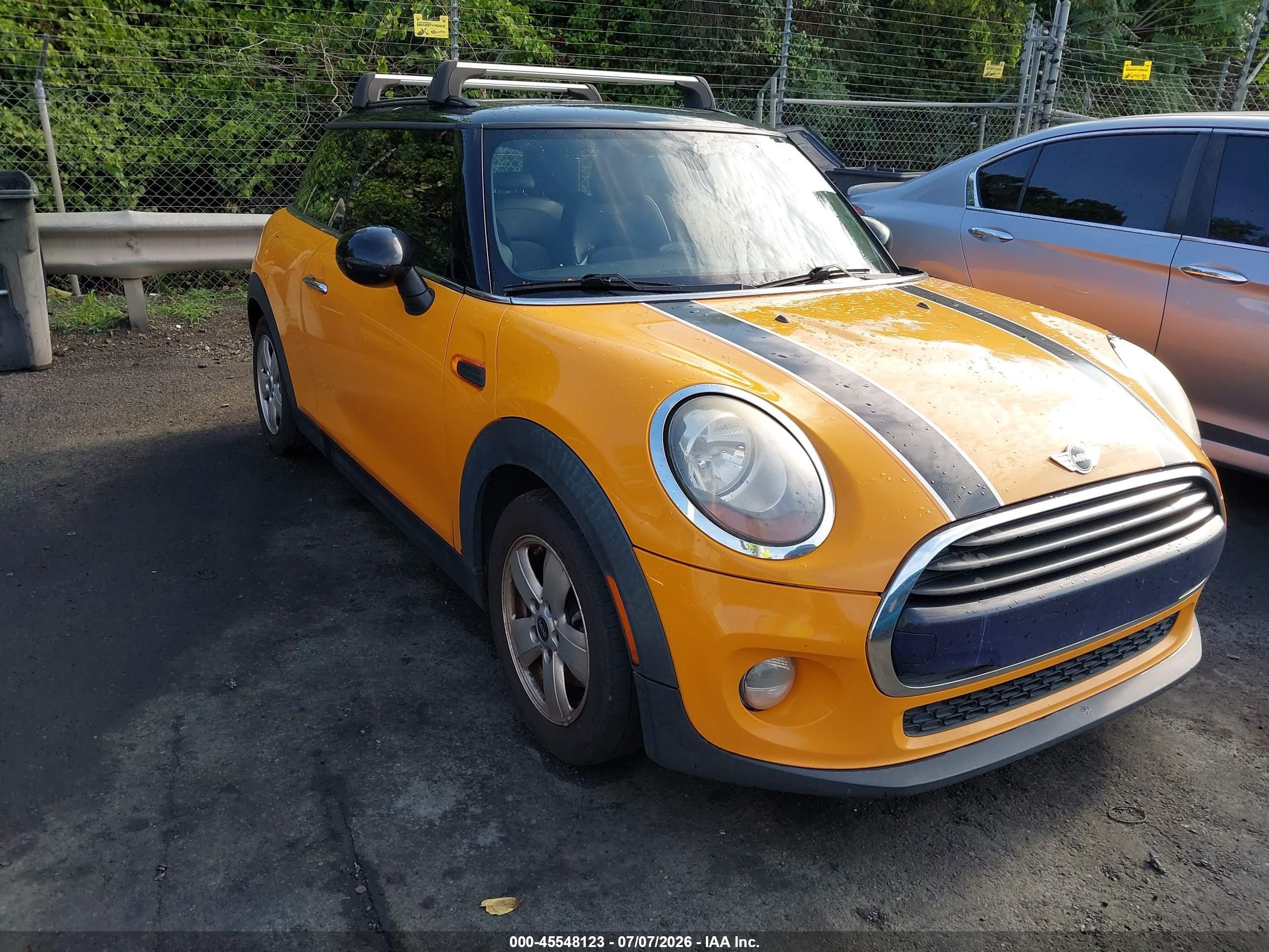 2017 MINI Hardtop Cooper, VIN WMWXP5C54H3C63858 — Normal wear