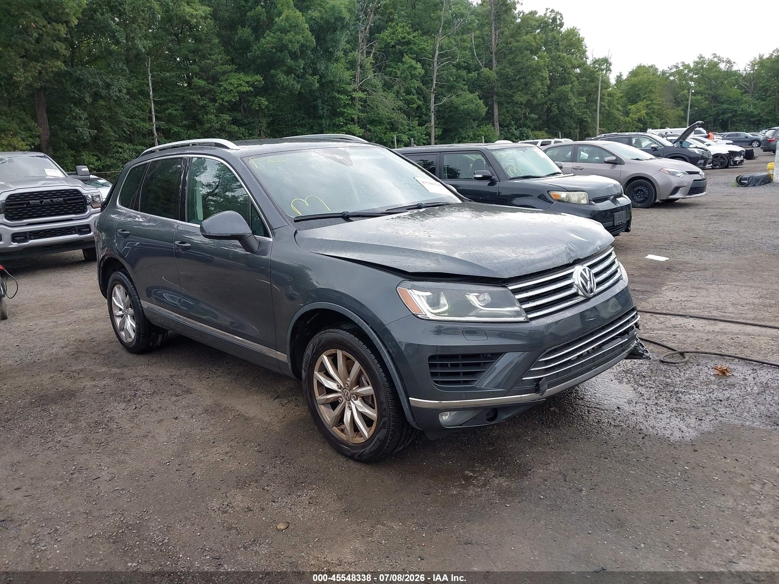 2016 Volkswagen Touareg Lux, VIN WVGEF9BP3GD004531 — Rear end