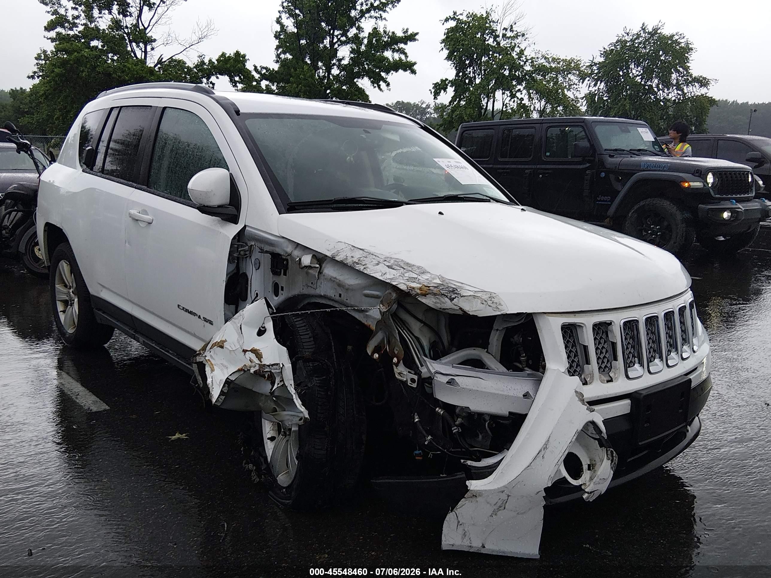 2015 Jeep Compass Latitude, VIN 1C4NJDEB4FD323635 — Side
