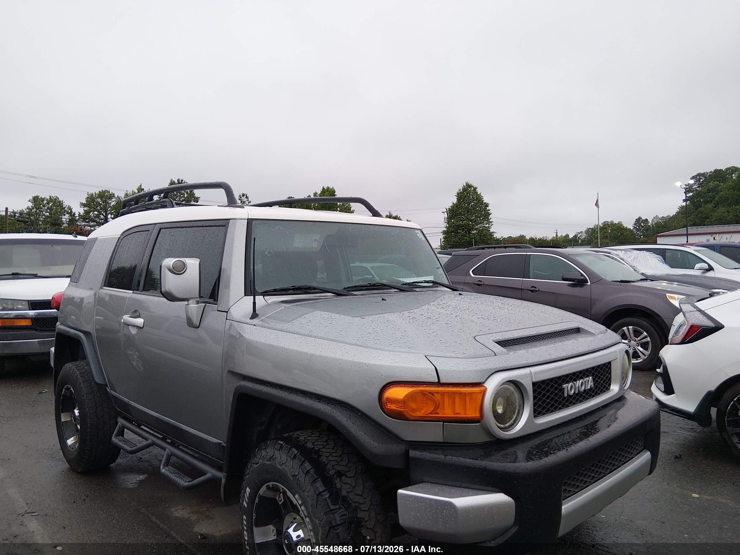 2009 Toyota FJ Cruiser, VIN JTEZU11F79K008372 — Side