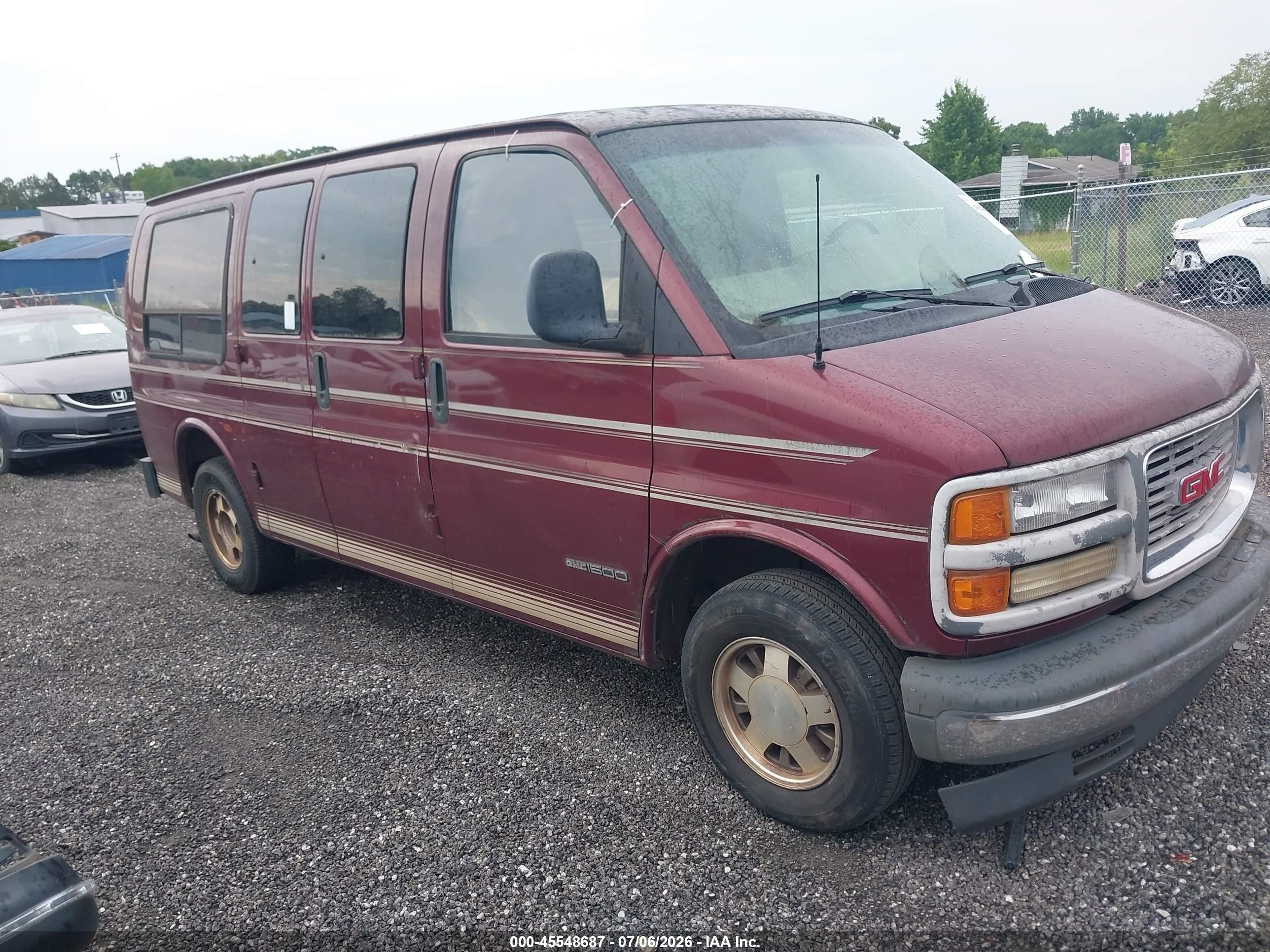 2000 GMC Savana Cargo RV Conversion, VIN 1GDFG15R5Y1125306 — Normal wear