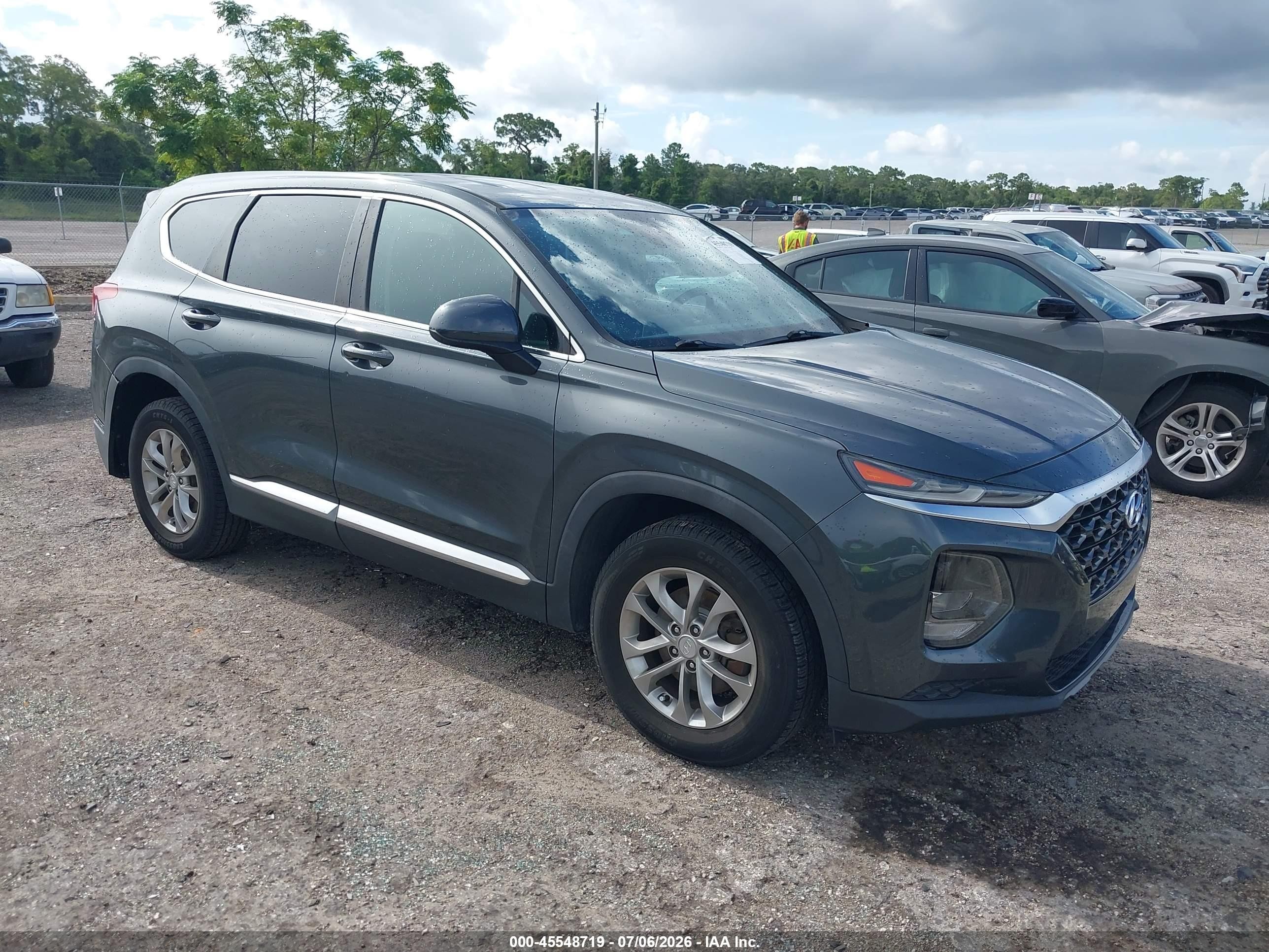 2019 Hyundai Santa Fe SE, VIN 5NMS23AD4KH044222 — Rear end