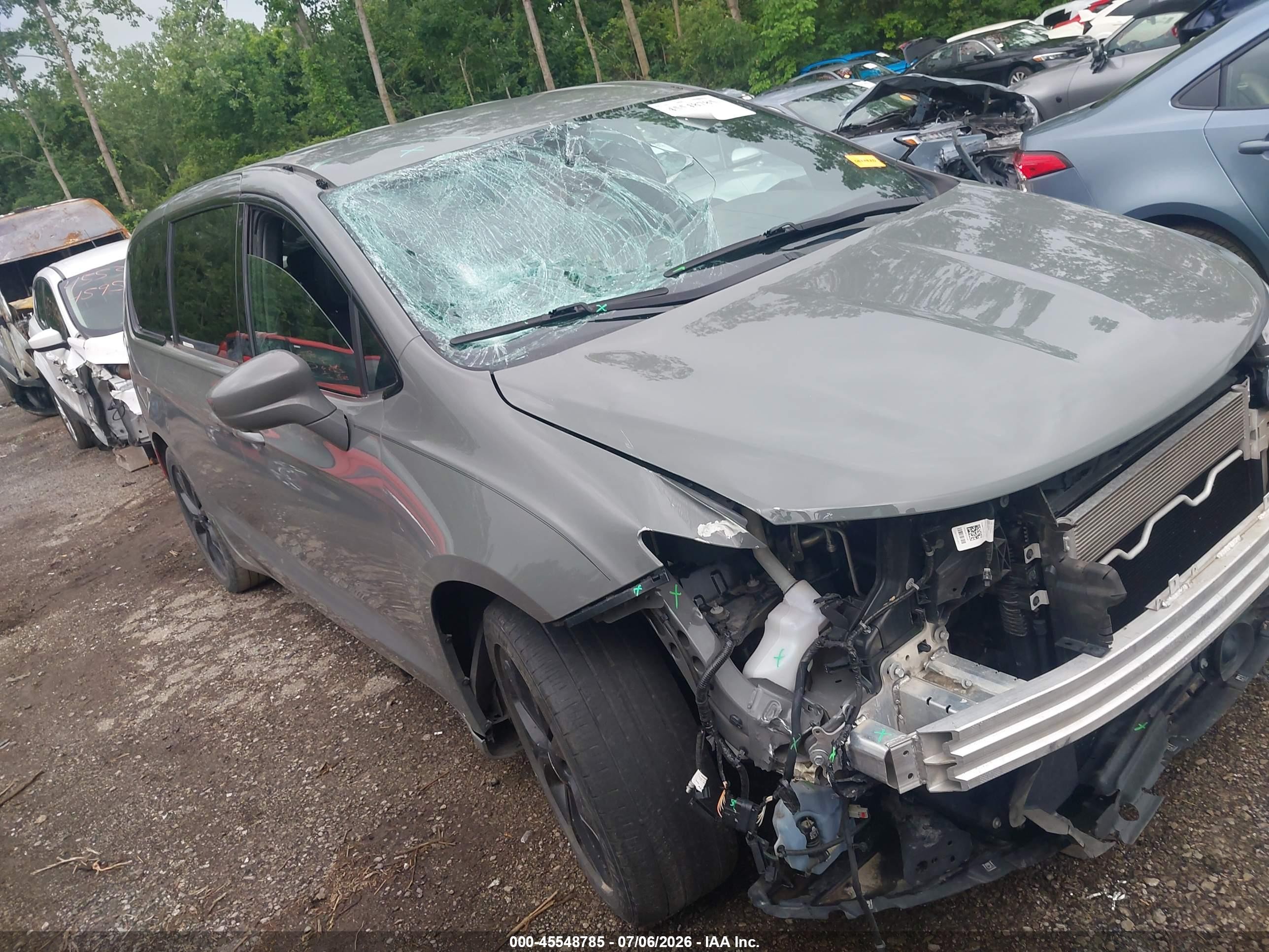 2020 Chrysler Pacifica Touring L Plus 35th Anniversary, VIN 2C4RC1EG7LR132595 — Front end