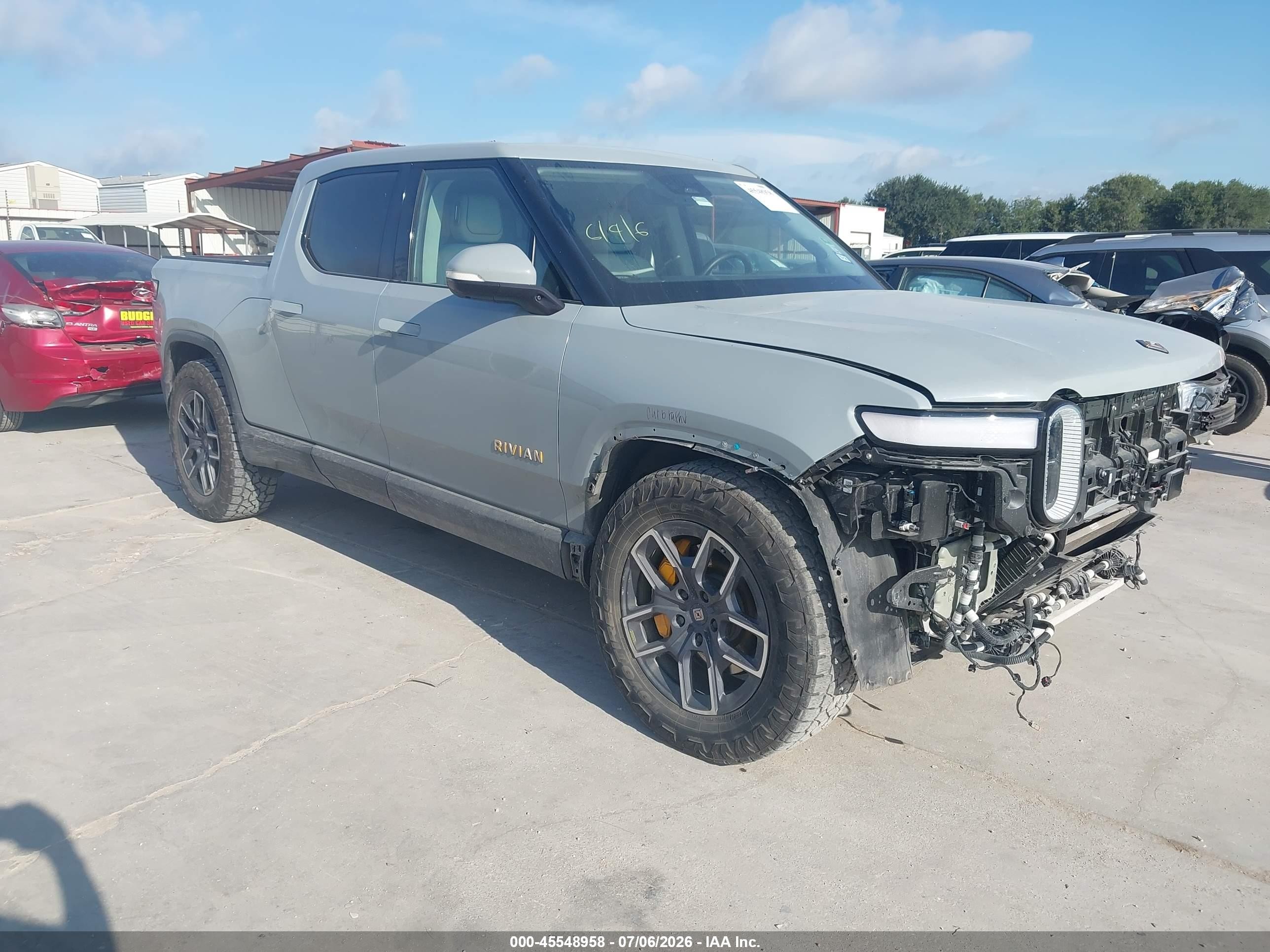 2022 Rivian R1T Adventure, VIN 7FCTGAAA4NN015823 — Front end