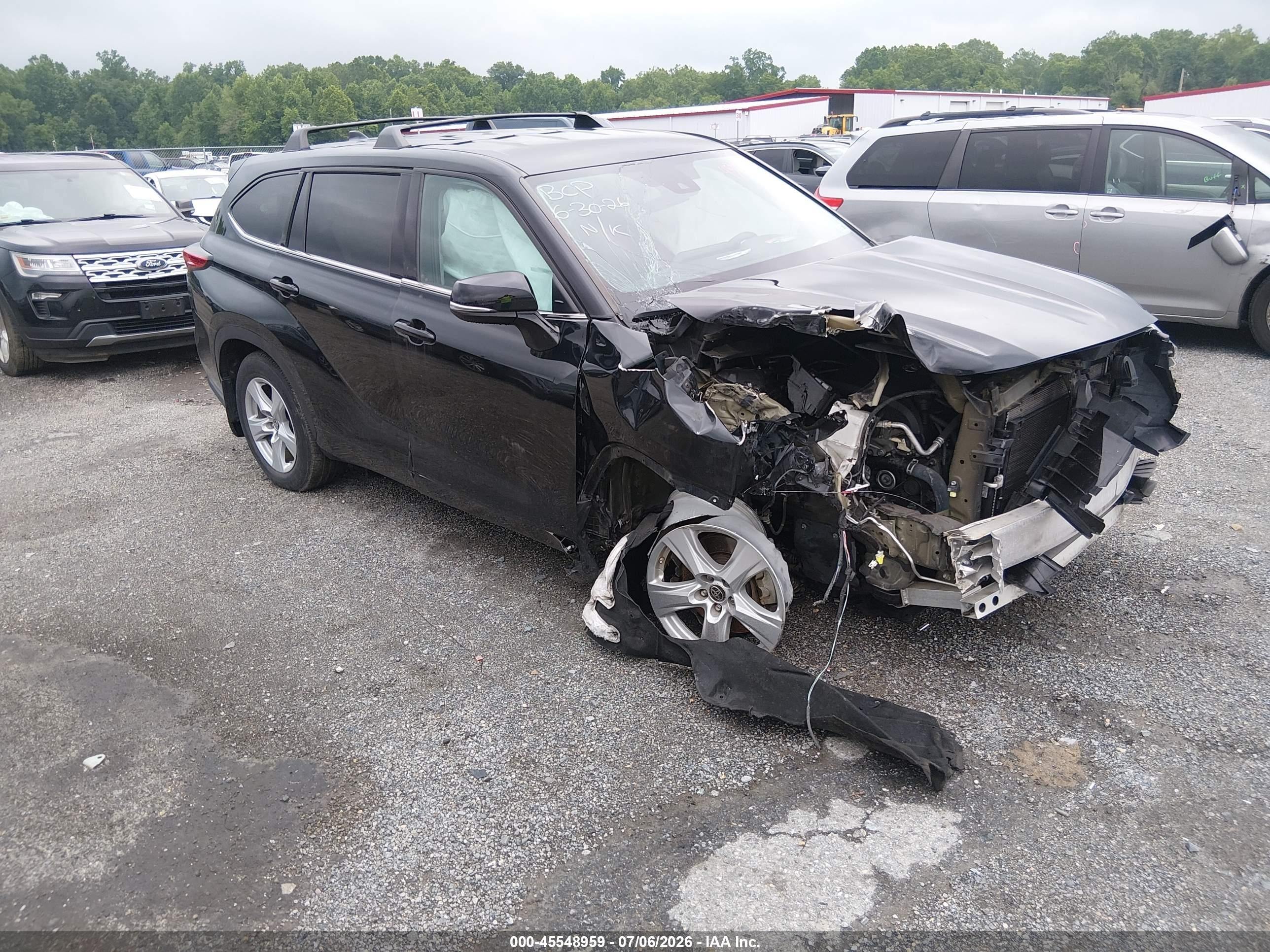 2021 Toyota Highlander LE, VIN 5TDBZRBH0MS097516 — Front end