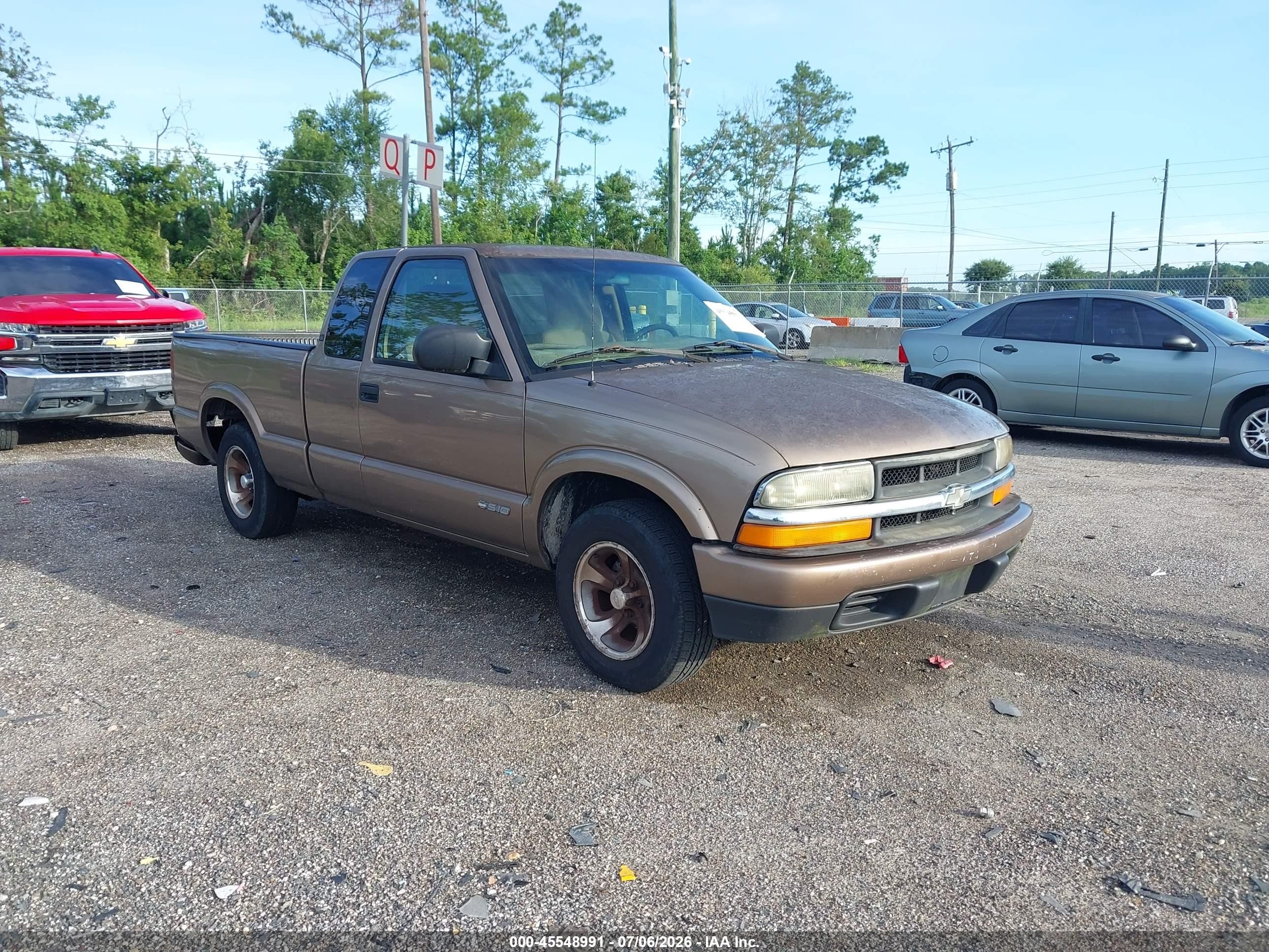 2002 Chevrolet S-10 LS, VIN 1GCCS19W028156189 — Rear end