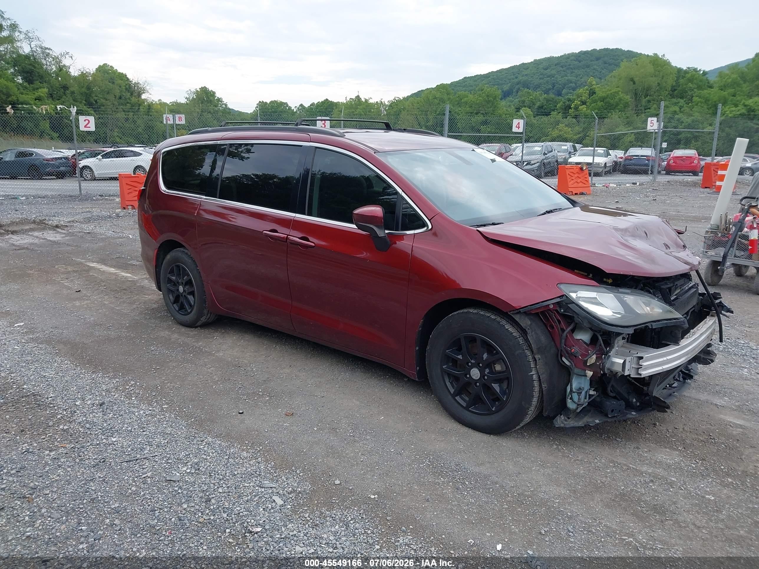 2018 Chrysler Pacifica LX, VIN 2C4RC1CG7JR102254 — Перед