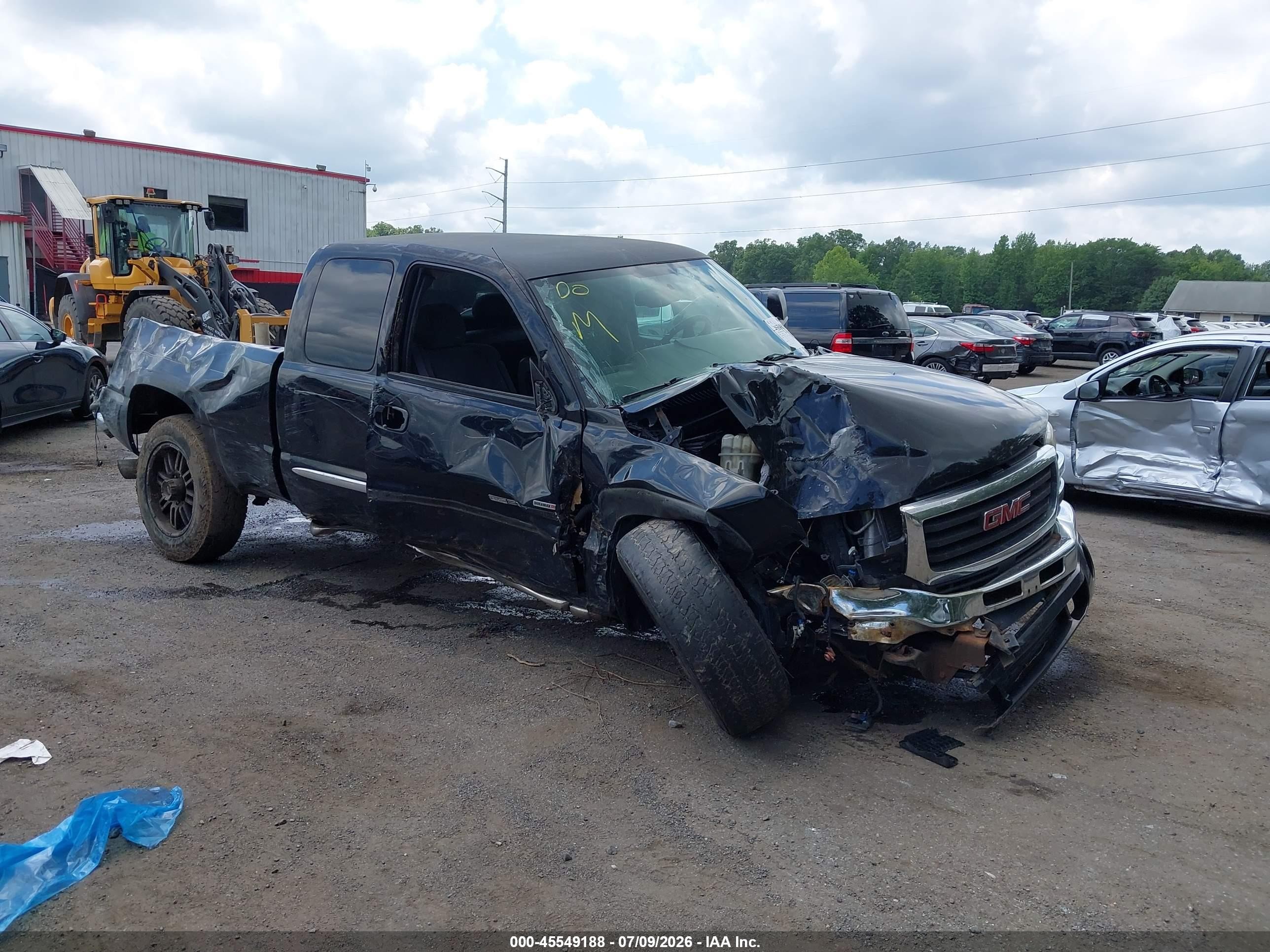 2004 GMC Sierra 2500HD SLE, VIN 1GTHC29194E115660 — Front end