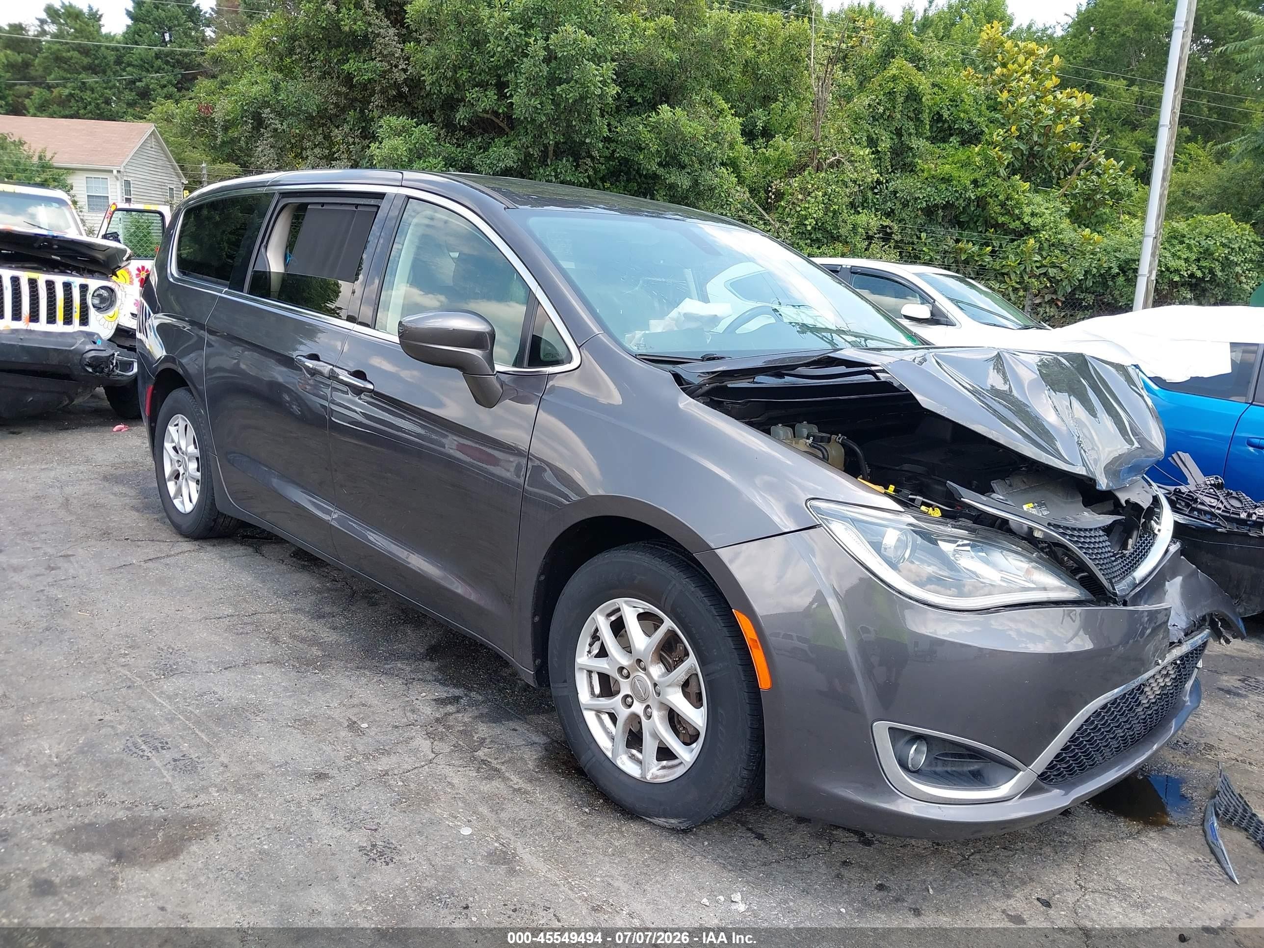 2020 Chrysler Pacifica Touring, VIN 2C4RC1FG5LR158367 — Front end