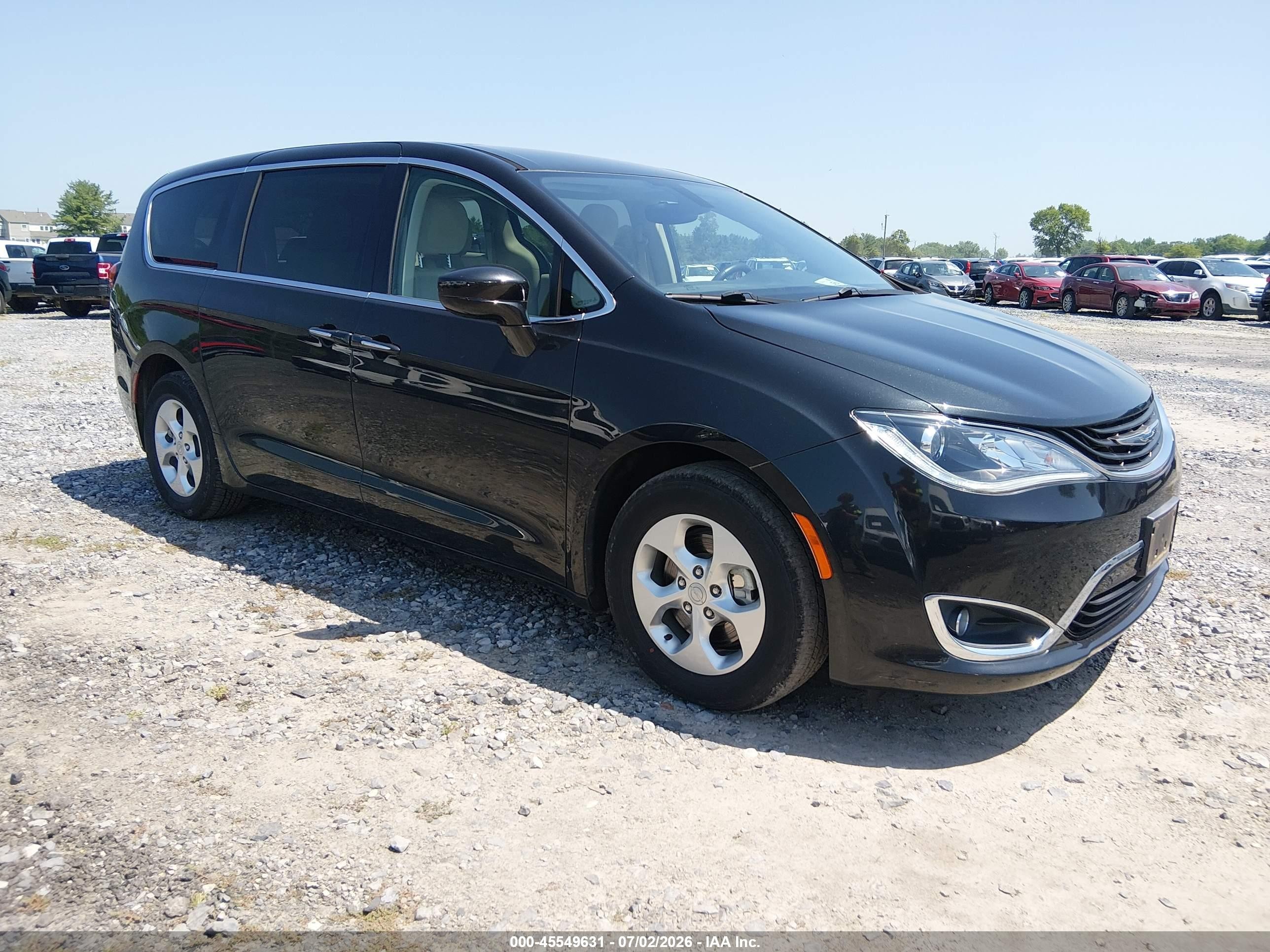 2017 Chrysler Pacifica Hybrid Touring Plus, VIN 2C4RC1H73HR765081 — Normal wear