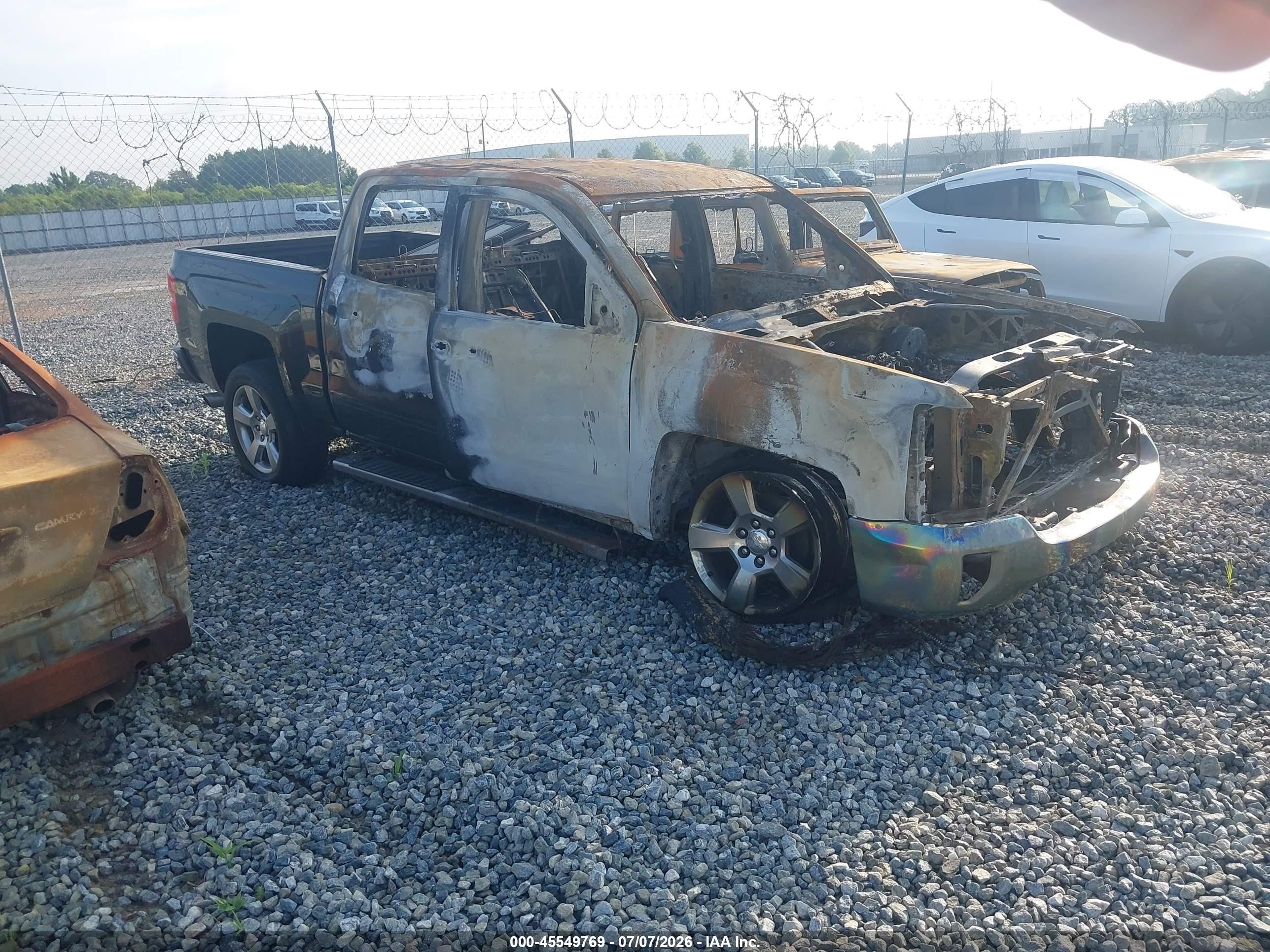 2018 Chevrolet Silverado 1500 LT, VIN 3GCPCREC0JG181675 — Engine fire