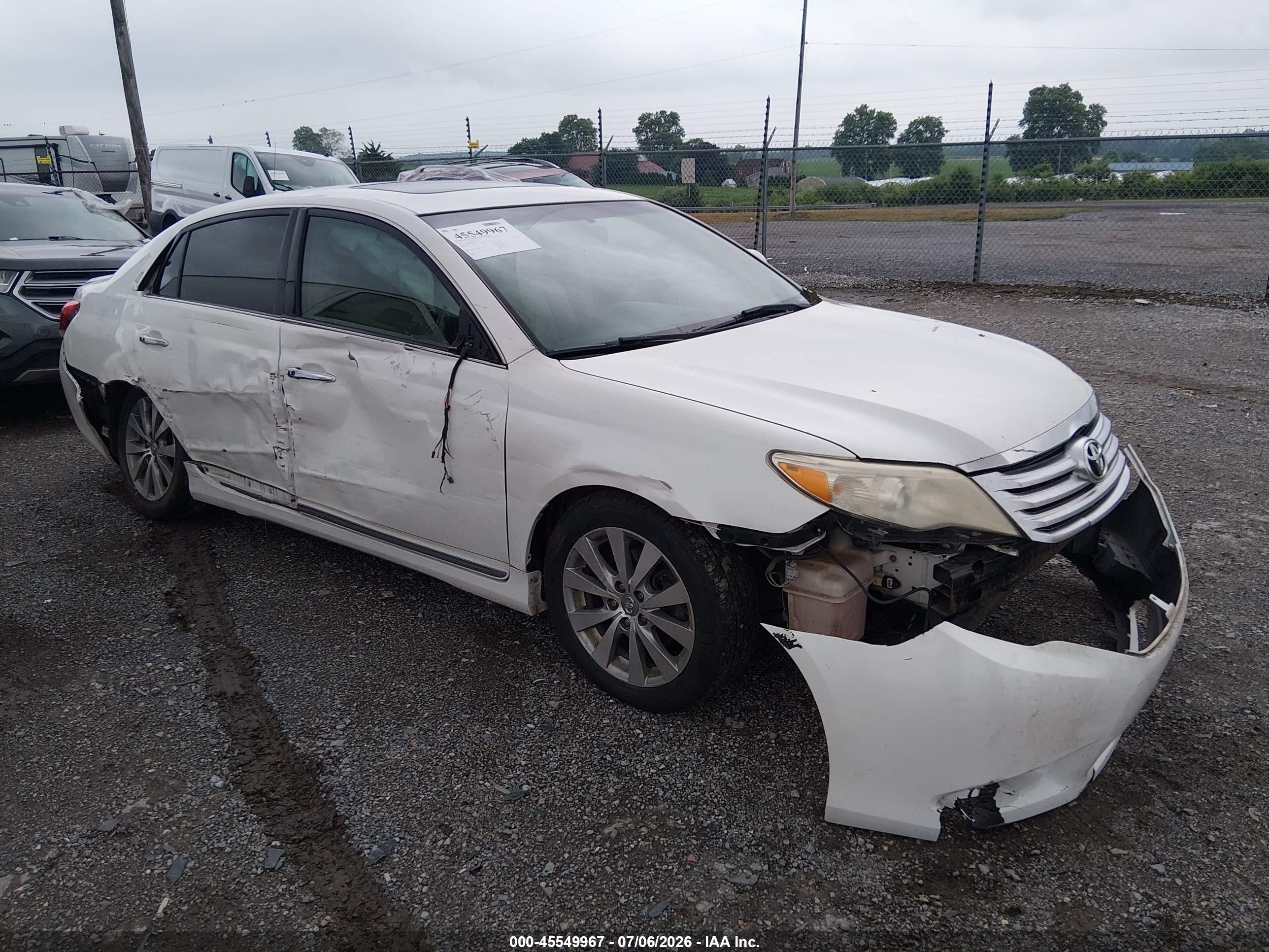 2011 Toyota Avalon Limited, VIN 4T1BK3DB4BU410971 — Side