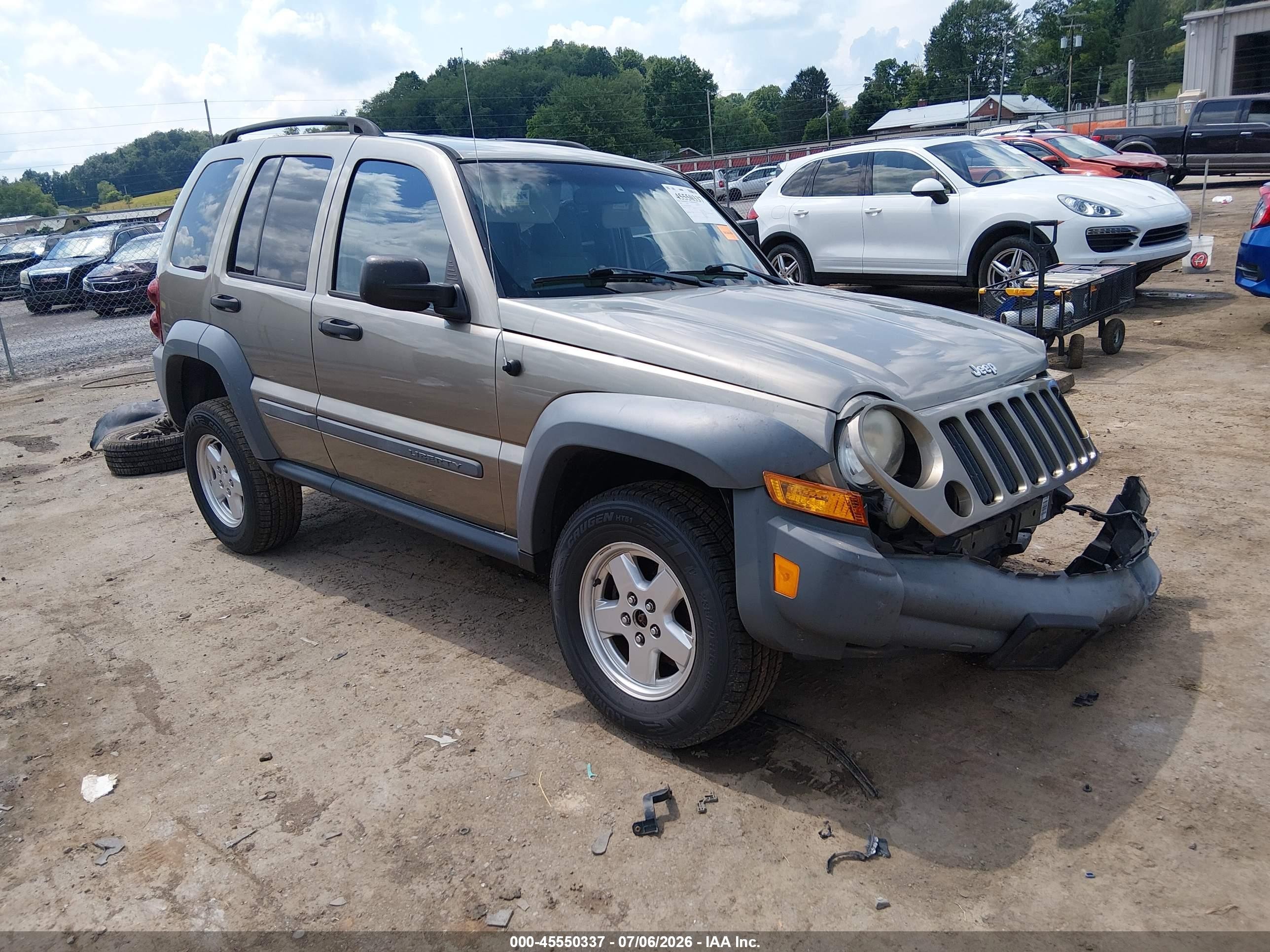 2005 Jeep Liberty Sport, VIN 1J4GL48K35W698430 — Перед